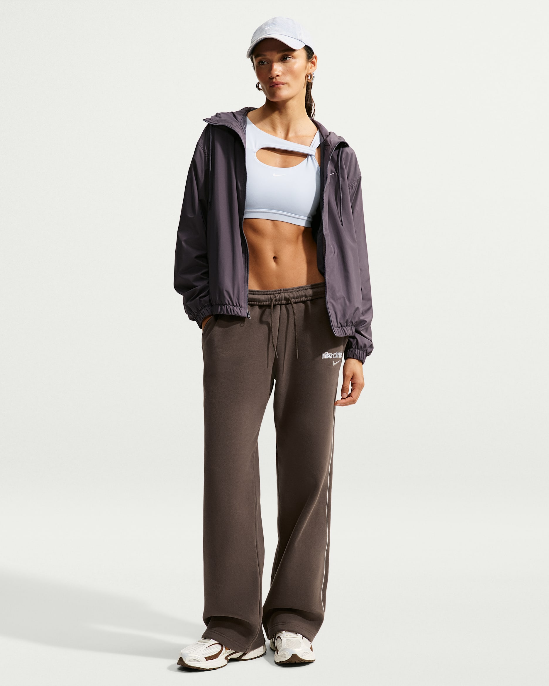 Nike Studio Fleece mittelschwere Hose mit mittelhohem Bund und offenem Saum (Damen) - Baroque Brown/Sail