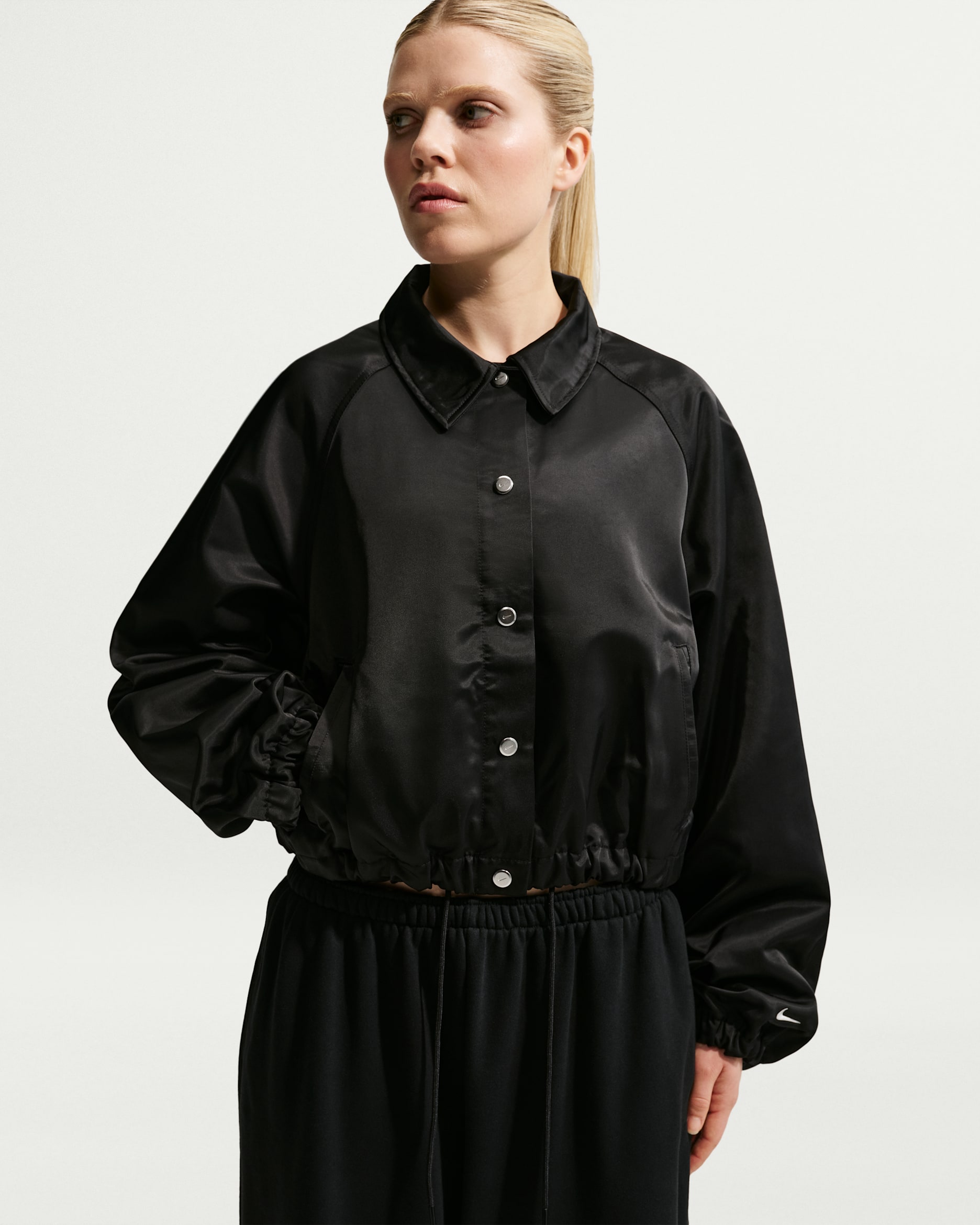 Chamarra de coach oversized de satén para mujer Nike Sportswear - Negro/Vela