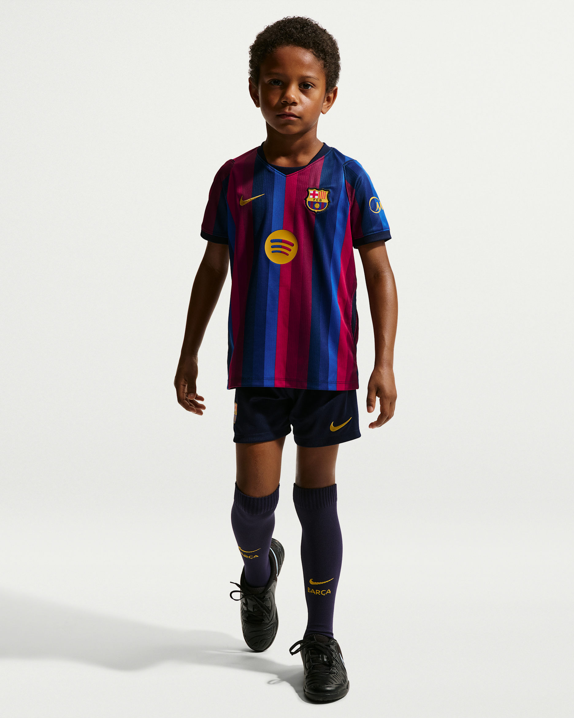 FC Barcelona 2026 Heimstadion dreiteiliges Nike Replika Fußballtrikot-Set (jüngere Kinder) - Deep Garnet/Blue Void/Blackened Blue/Mineral Yellow