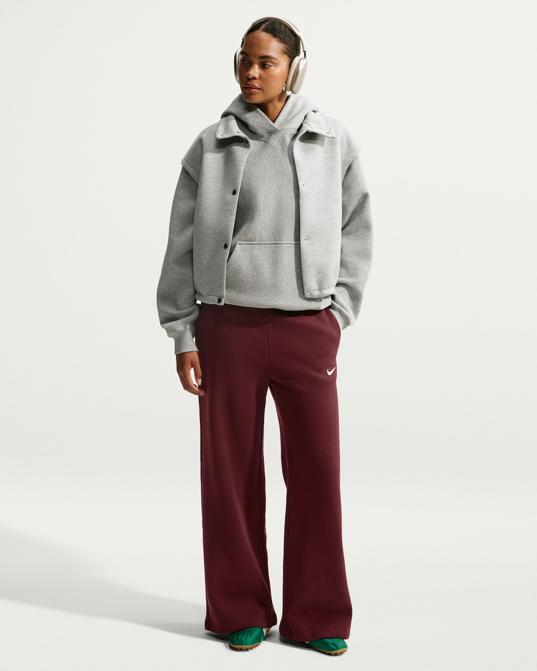 Pants de tiro medio y pierna amplia para mujer Nike Studio Fleece Medium Weight - Dátil místico/Vela