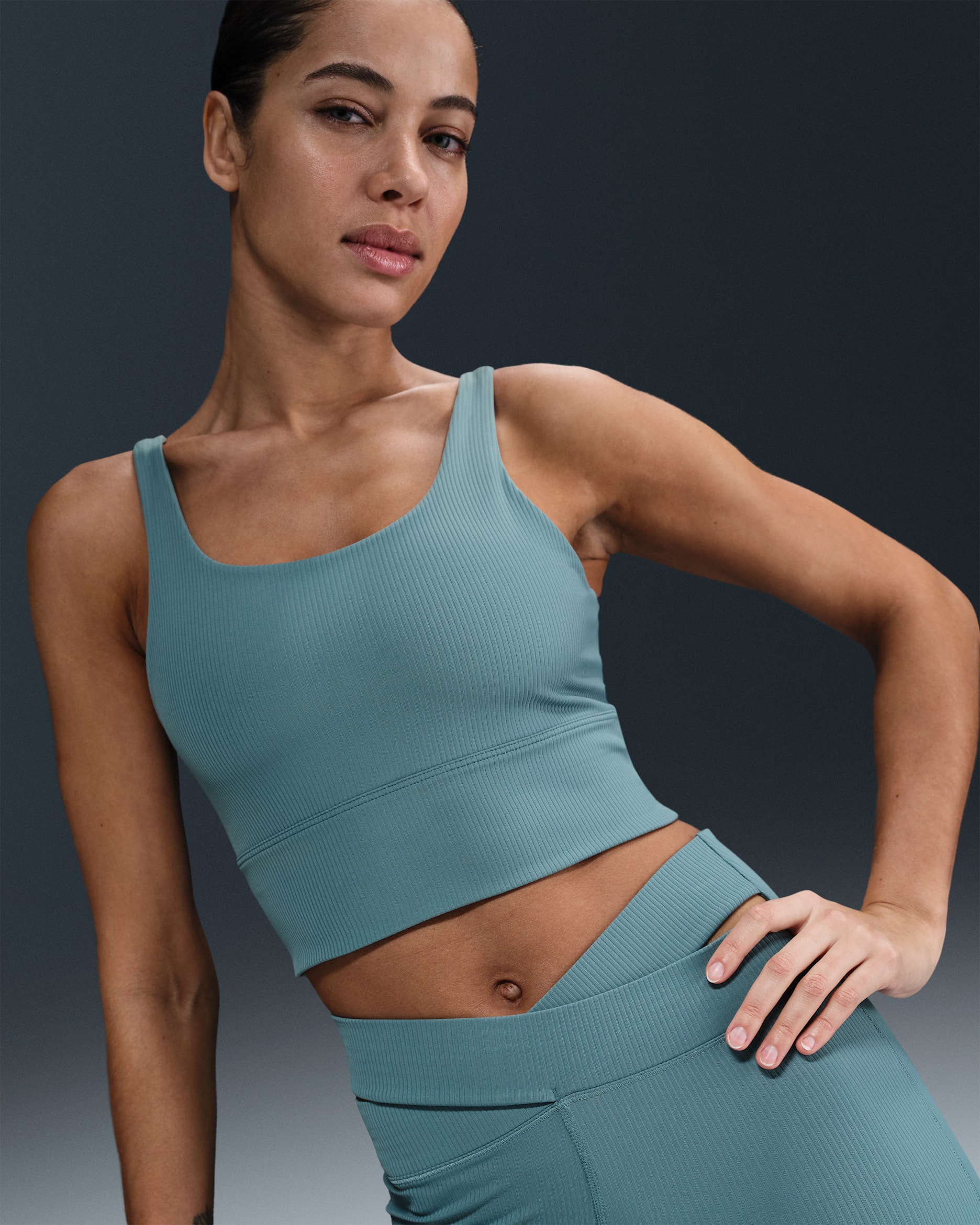 Bra deportivo de baja sujeción de talle largo con almohadillas para mujer Nike Zenvy Rib - Azul humeante/Blanco