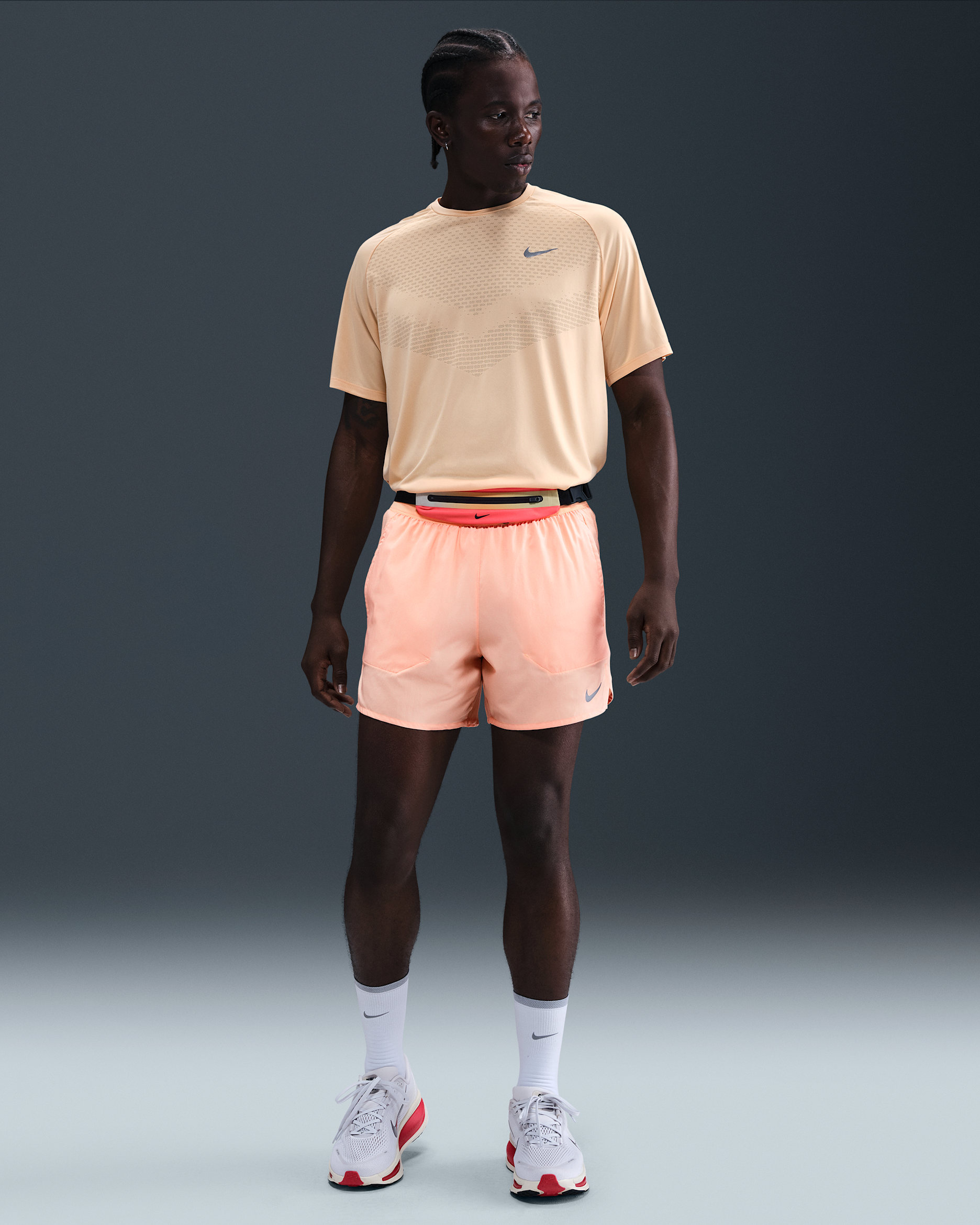 Shorts de correr Dri-FIT de 13 cm con forro de ropa interior para hombre Nike Stride - Tiza naranja/Negro