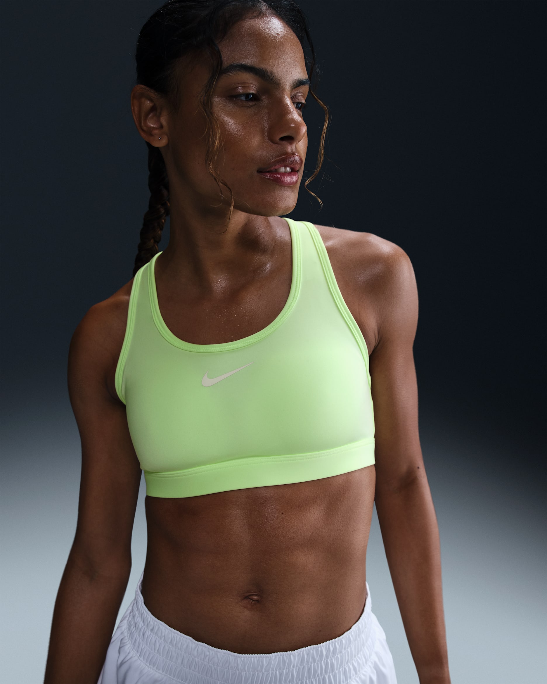Bra deportivo con almohadilla de media sujeción para mujer Nike Swoosh - Voltio ligero/Blanco
