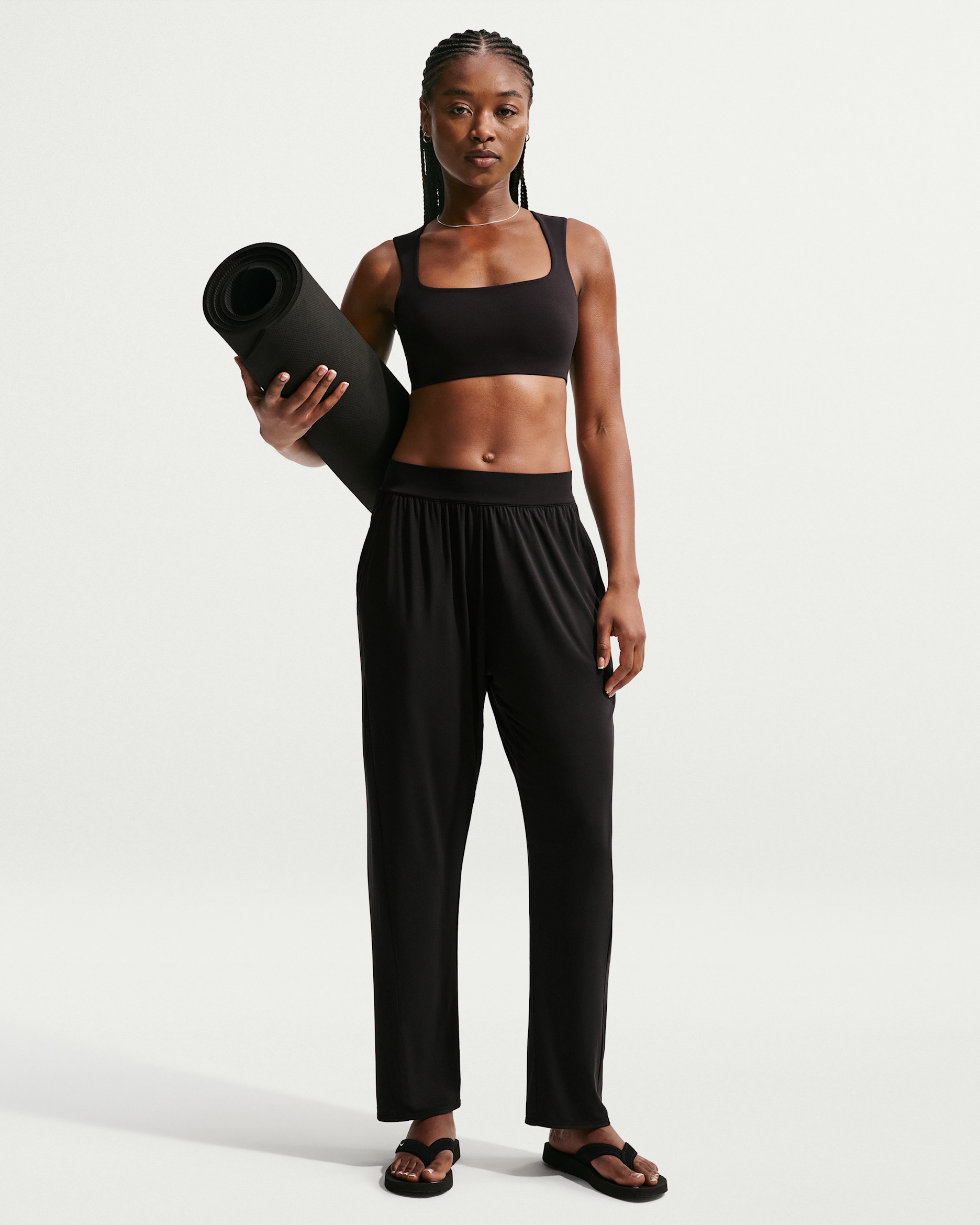 Løse Nike Zenvy-bukser med mellemhøj talje til kvinder - sort/Cool Grey