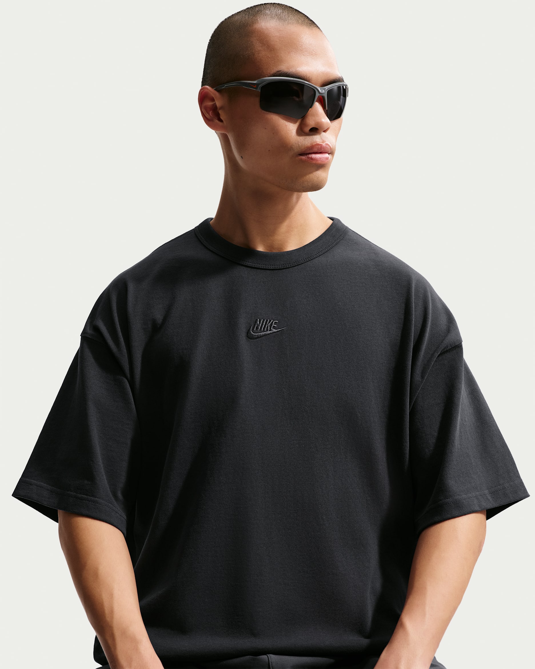 나이키 스포츠웨어 프리미엄 에센셜 남성 오버사이즈 티셔츠 - 오프 누아르