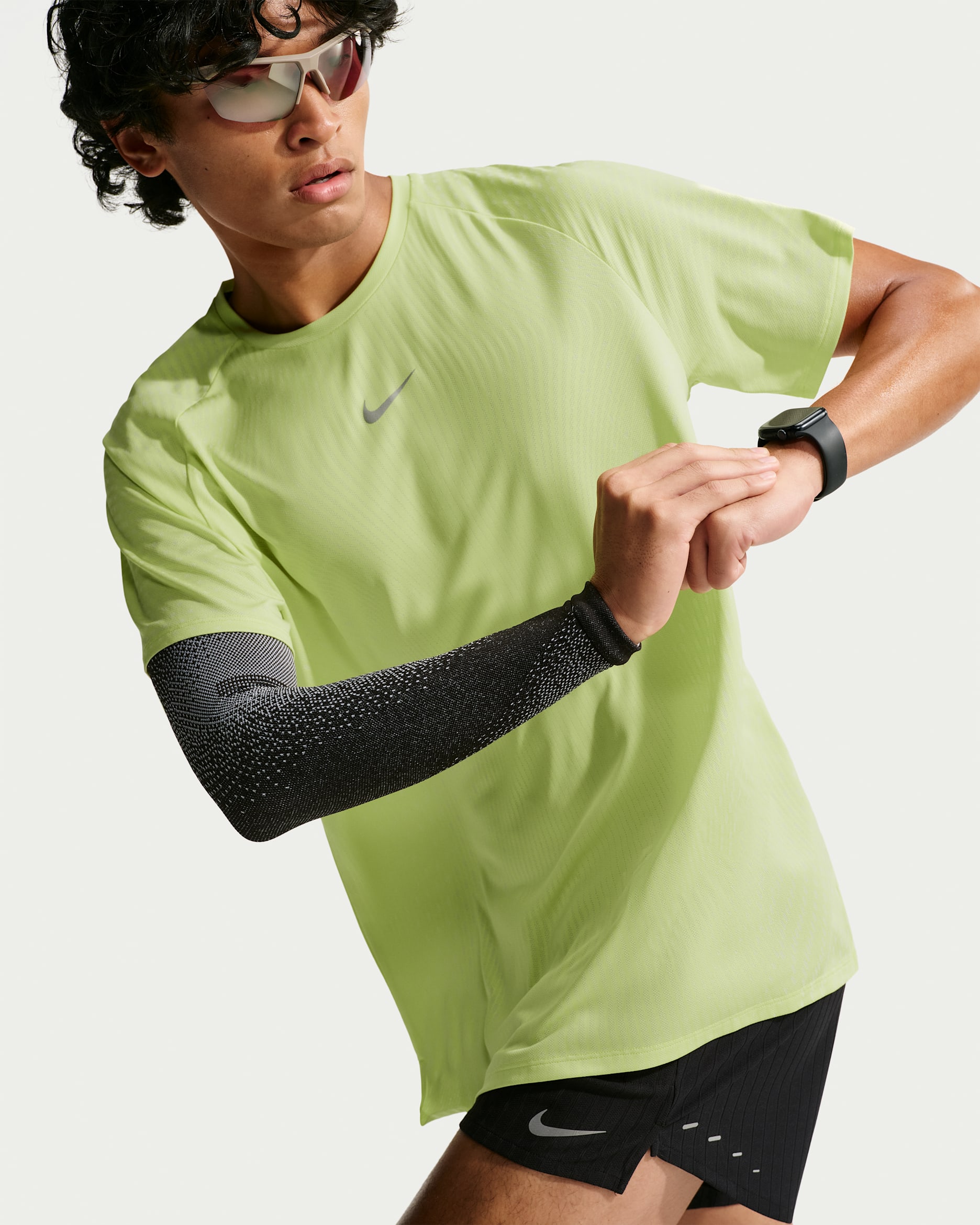 Nike Stride Aero-FIT Men's Short-Sleeve Running Top - Light Lemon Twist/Light Silver
