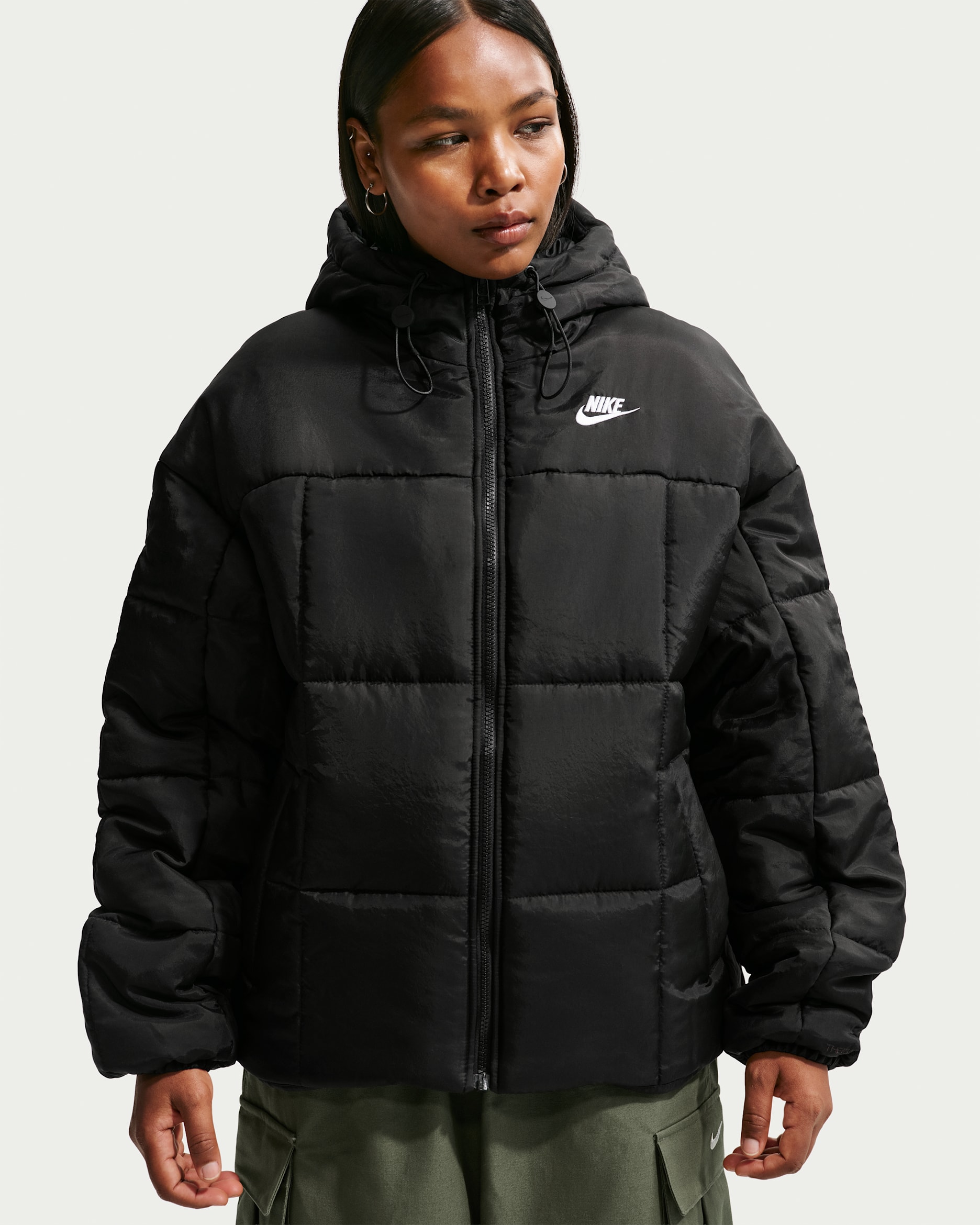 Chamarra con gorro Therma-FIT holgada para mujer Nike Sportswear Classic Puffer - Negro/Blanco