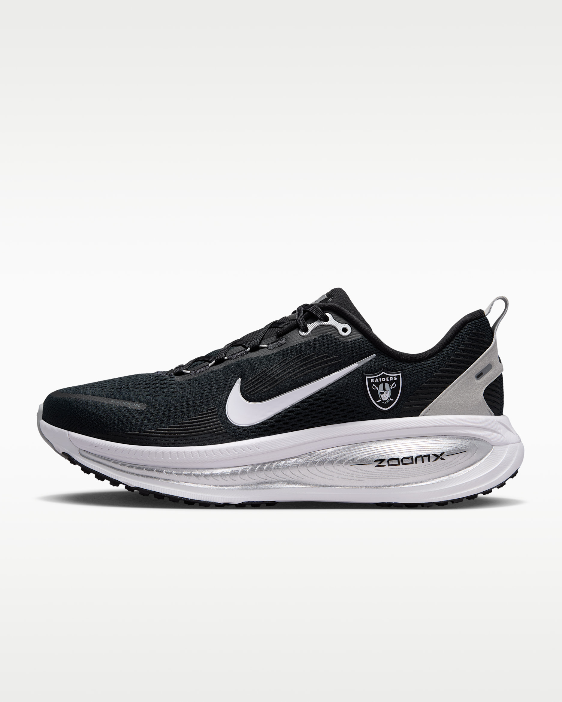 Tenis de correr en pavimento de la NFL para hombre Nike Vomero 18 (Las Vegas Raiders) - Negro/Plata metalizado/Blanco