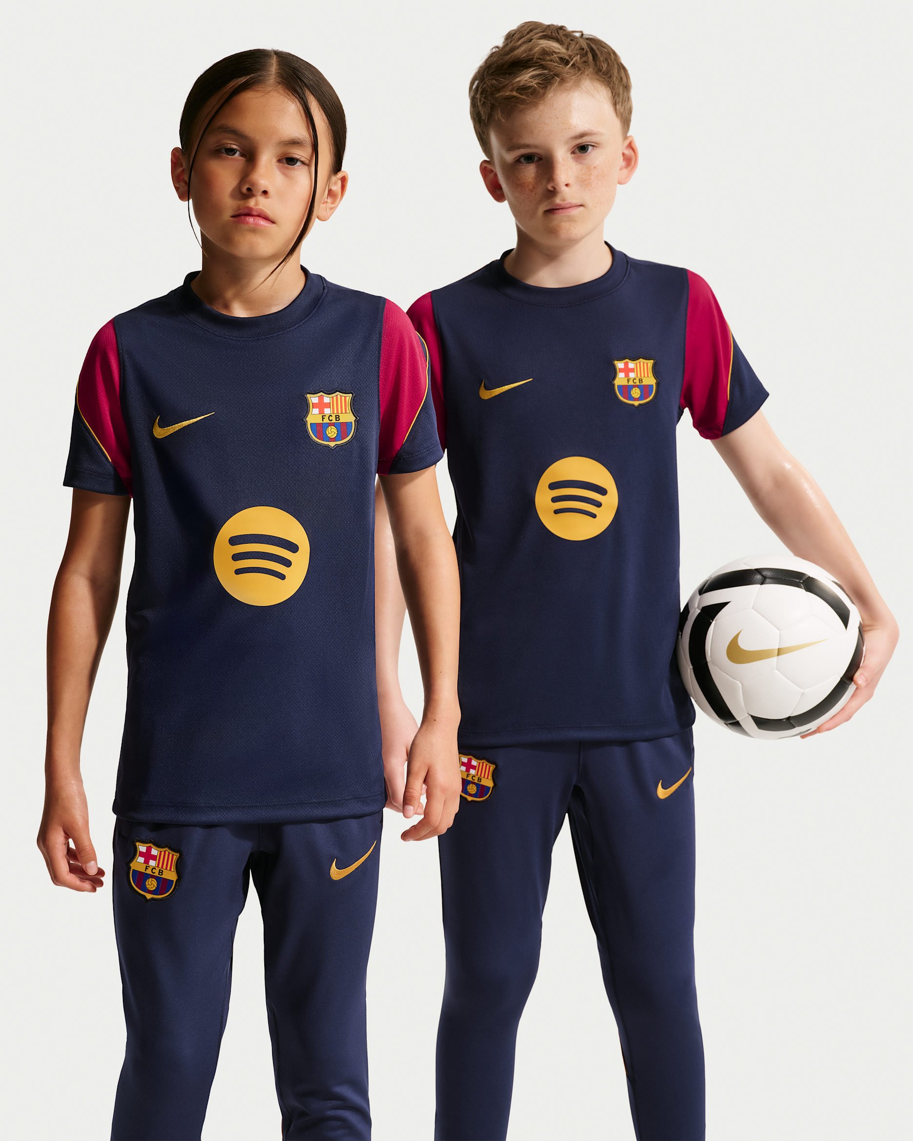 FC Barcelona Strike Nike Dri-FIT Kurzarm-Fußballoberteil (ältere Kinder) - Blackened Blue/Noble Red/Blackened Blue/Mineral Yellow