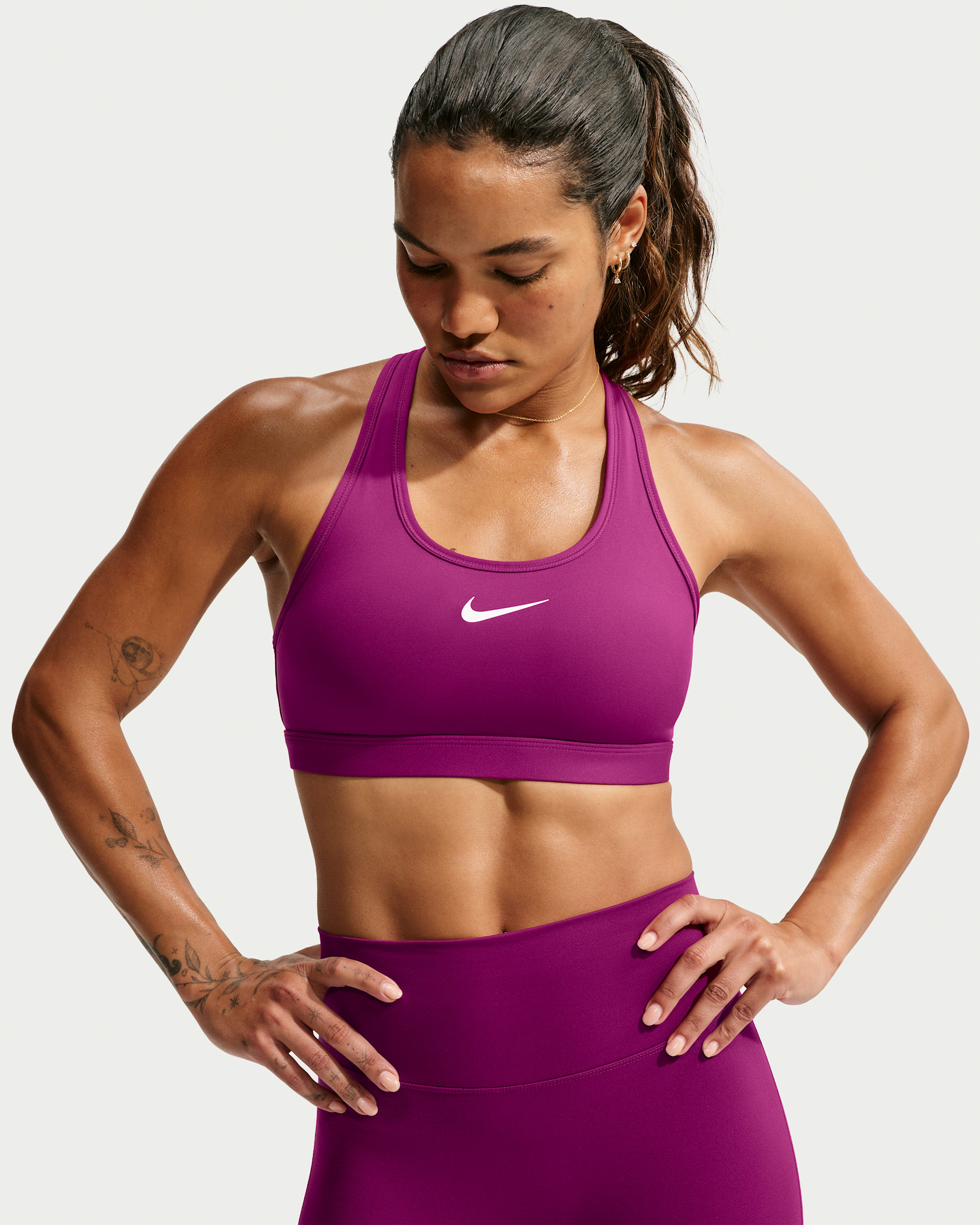 Brassière de sport rembourrée à maintien normal Nike Swoosh pour Femme - True Berry/Blanc
