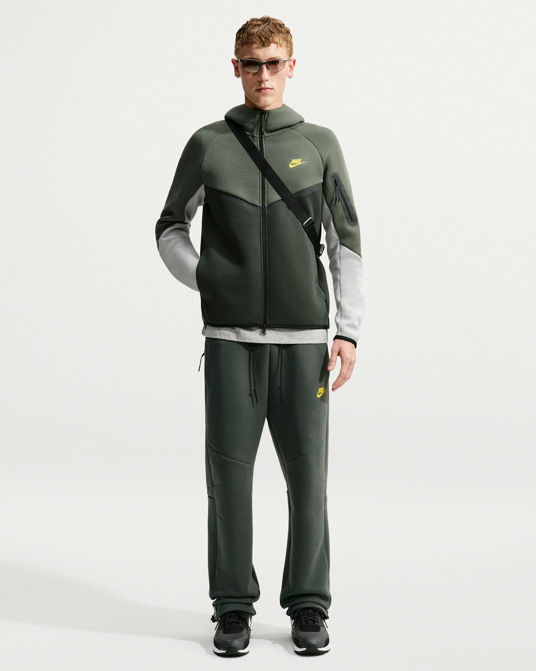 Pants de tejido Fleece con dobladillo abierto para hombre Nike Tech - Verde camuflaje/Amarillo cromo