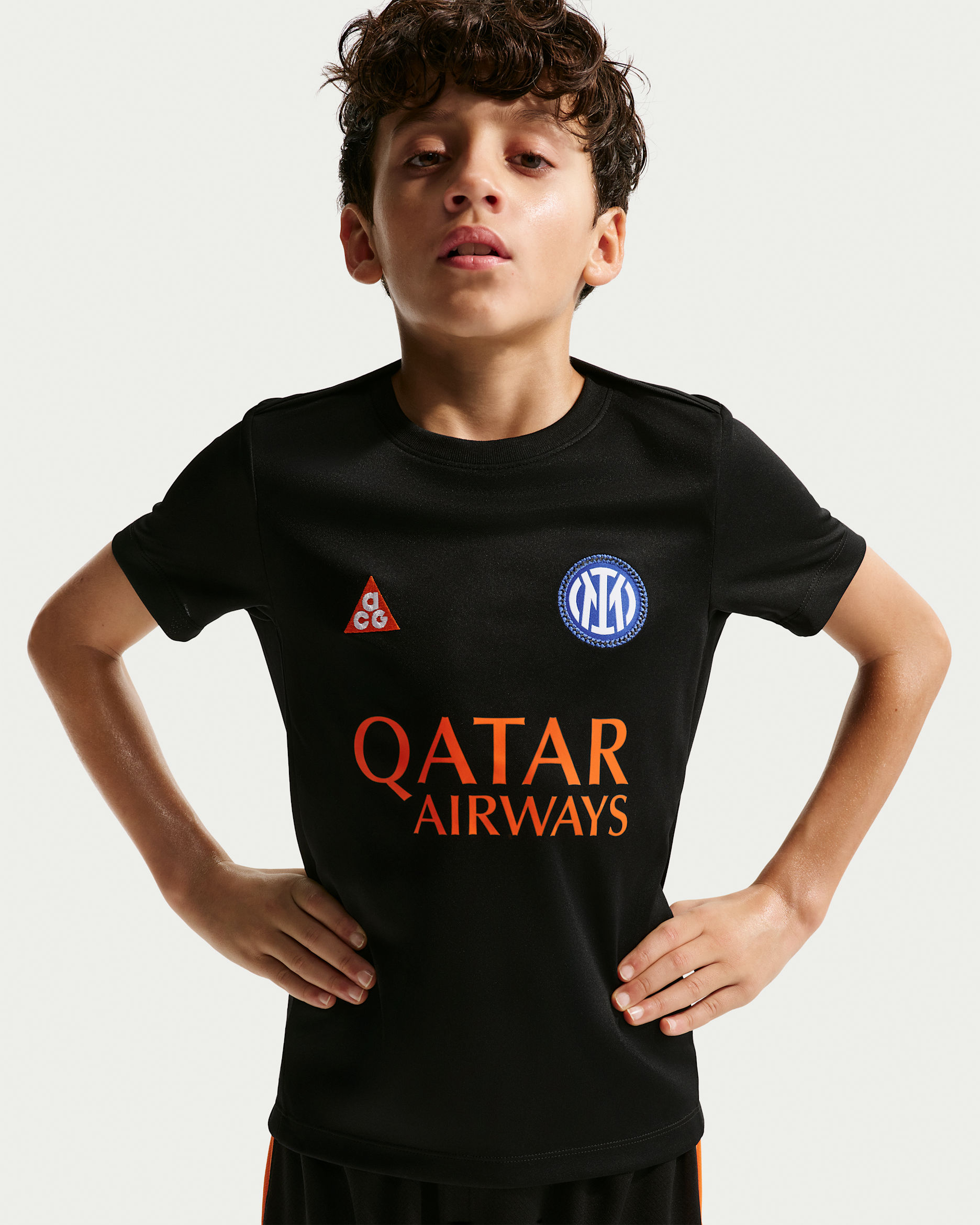 Inter Milan Academy Pro SE Older Kids' Nike ACG Dri-FIT Soccer Short-Sleeve Pre-Match Top - Black/Safety Orange