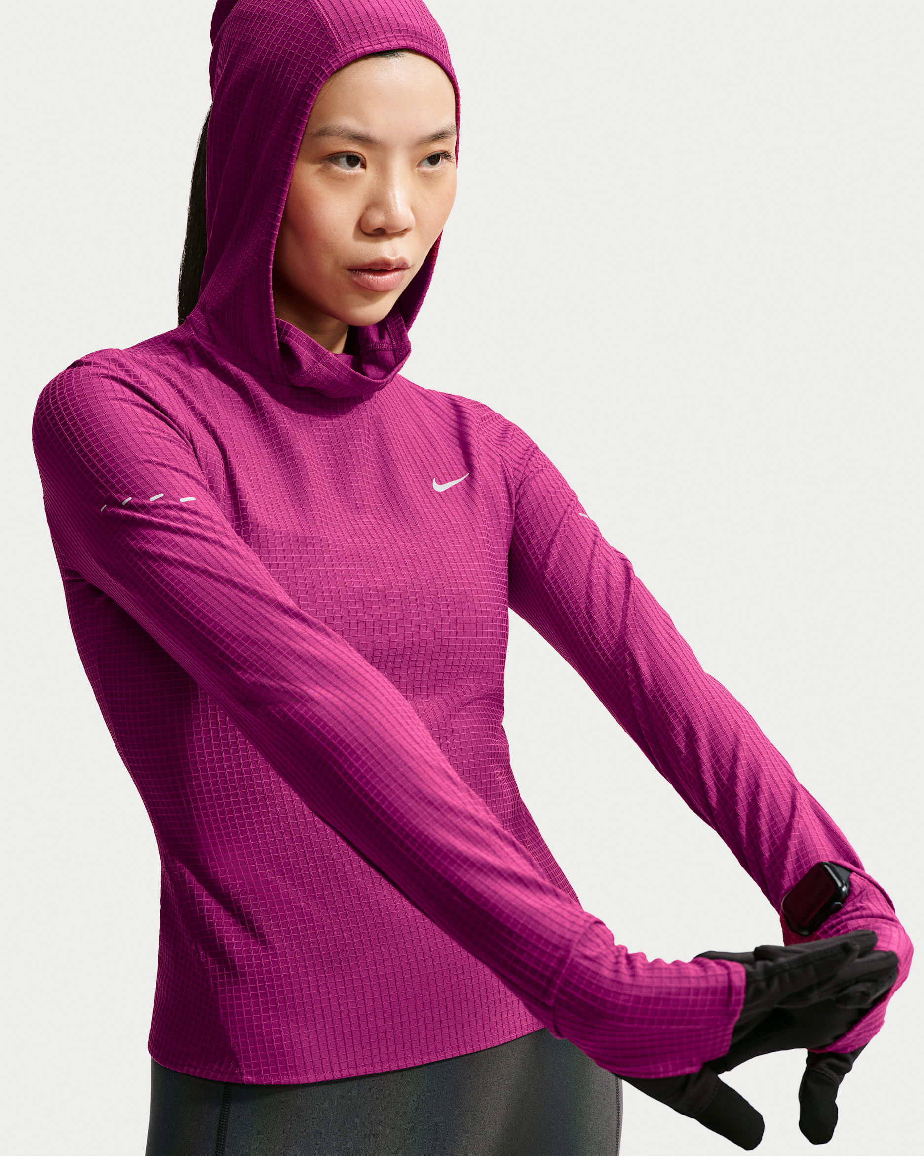 Playera con gorro de correr de manga larga Therma-FIT para mujer Nike Swift - Baya genuino