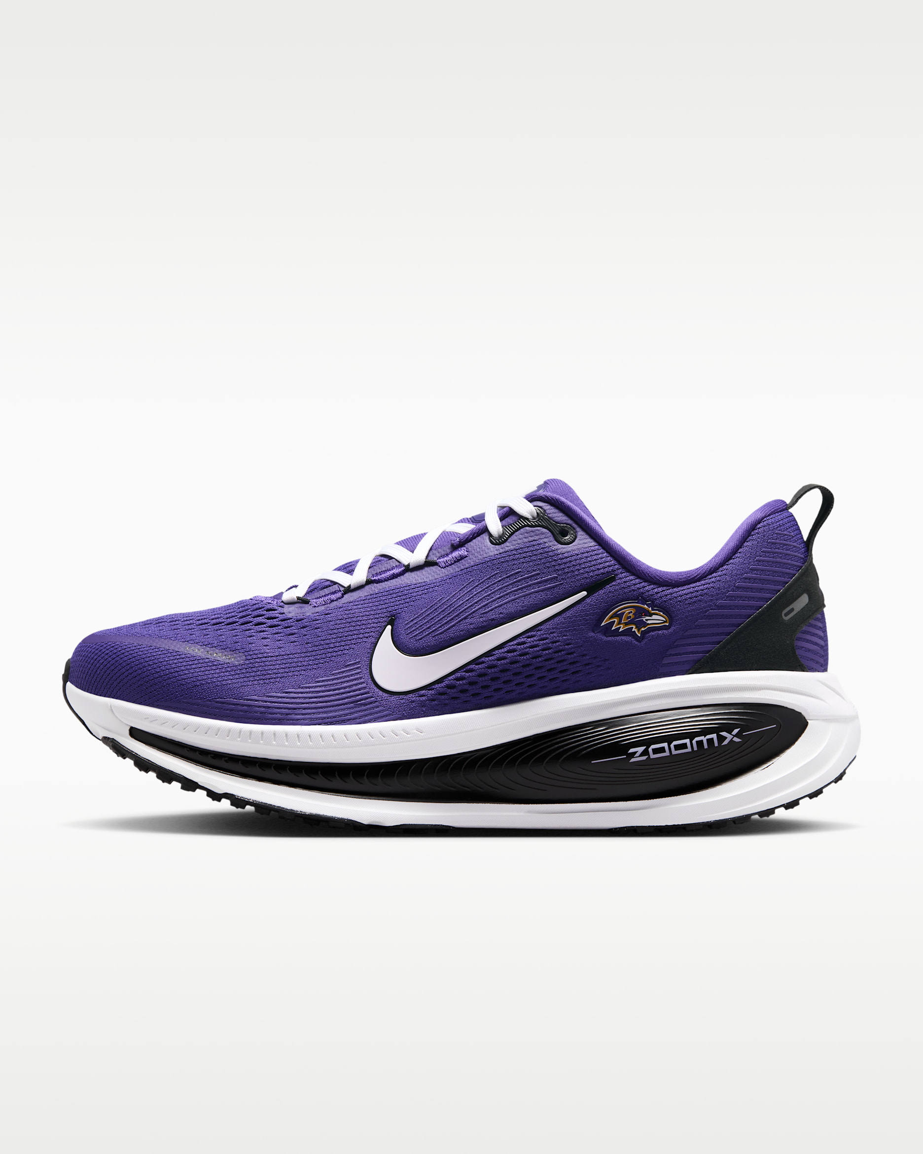 Tenis de correr en pavimento de la NFL para hombre Nike Vomero 18 (Baltimore Ravens) - Orquídea nuevo/Negro/Blanco