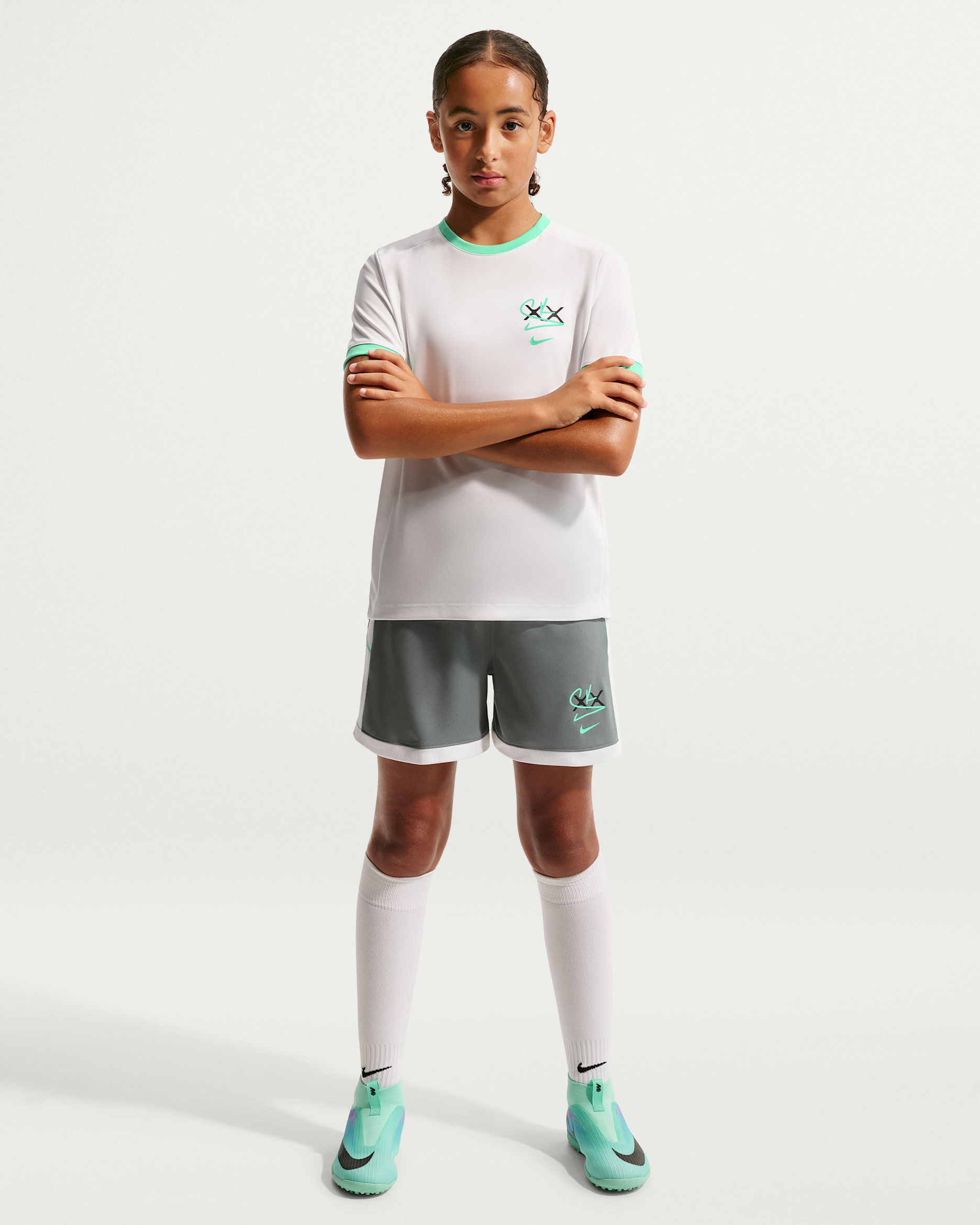 Sam Kerr Academy Older Kids' (Girls') Nike Dri-FIT 10cm (approx.) Football Shorts - Smoke Grey/Summit White/Green Glow
