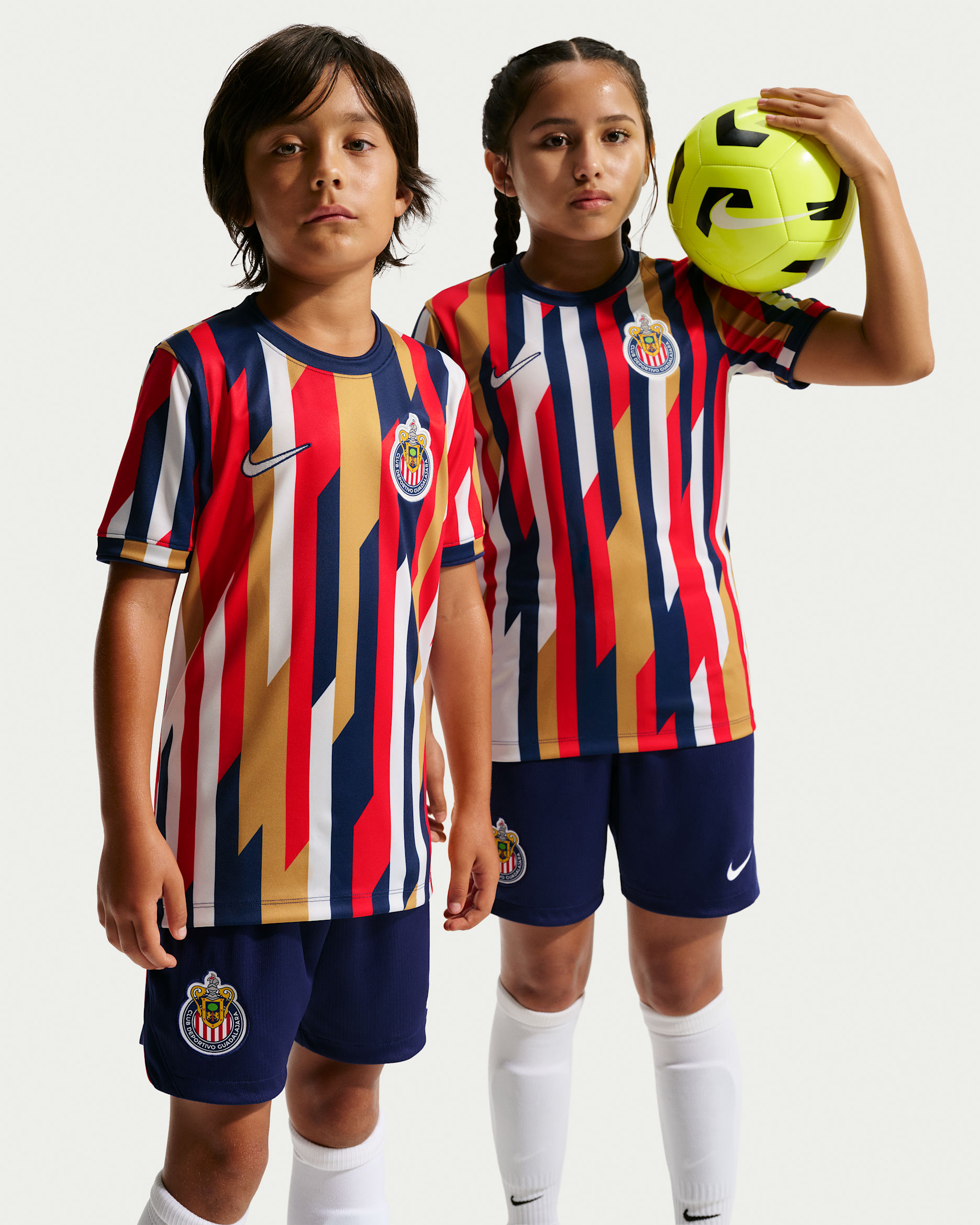 Playera de futbol de manga corta Nike Dri-FIT para antes del partido para niños talla grande C.D. Guadalajara - Blanco/Azul fiel