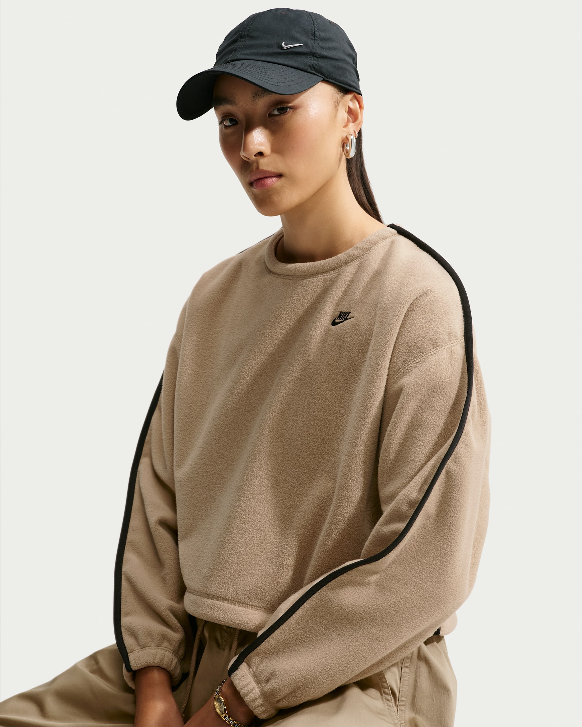 나이키 스포츠웨어 여성 오버사이즈 써마 핏 크루넥 스웻셔츠 - 파라슈트 베이지/블랙/블랙