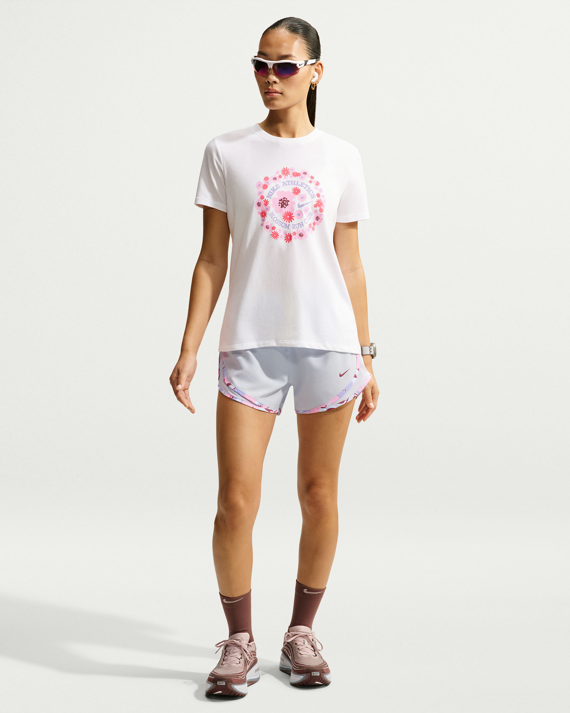 Shorts de correr Dri-FIT de tiro medio de 8 cm para mujer Nike Tempo - Gris fútbol/Gris fútbol