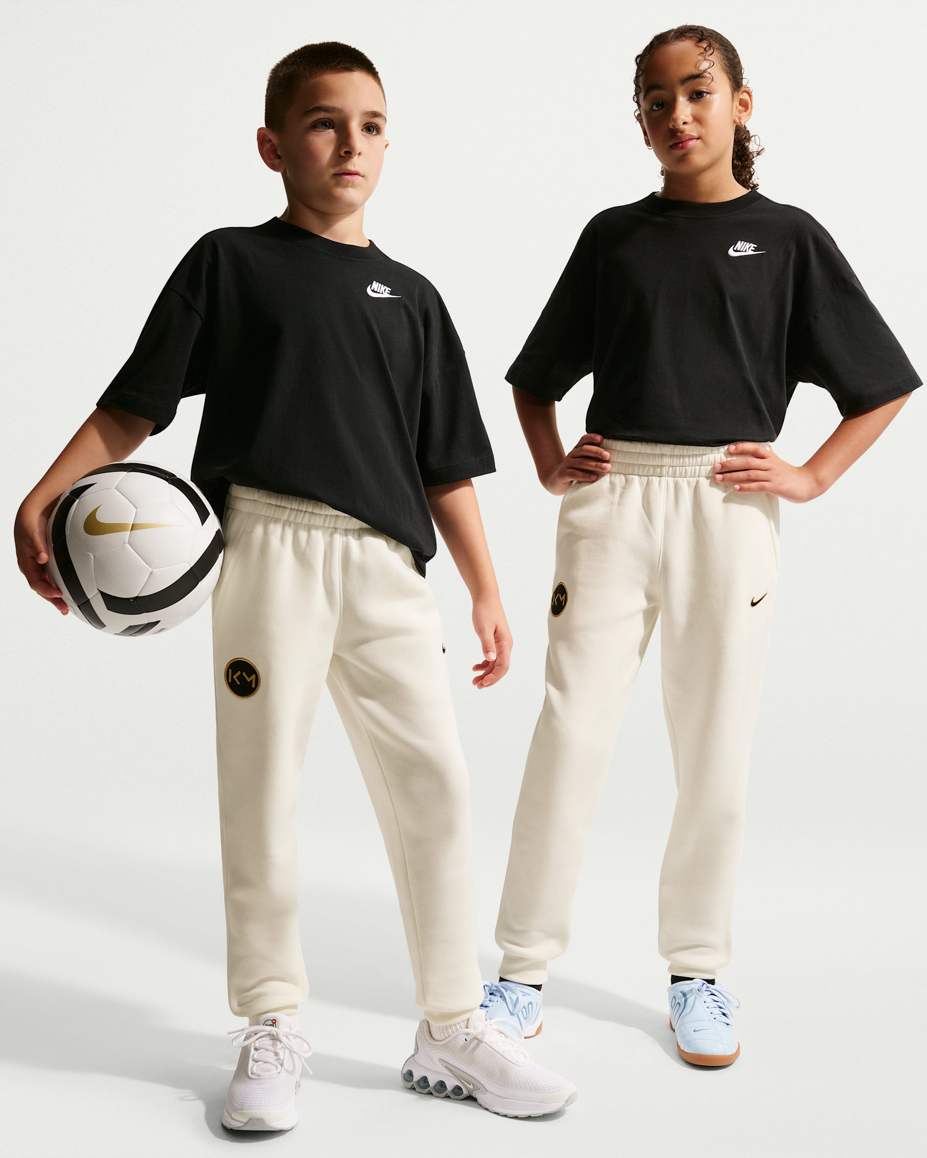 Kylian Mbappé Club Fleece fotballjoggebukse til store barn - Sail/Metallic Gold
