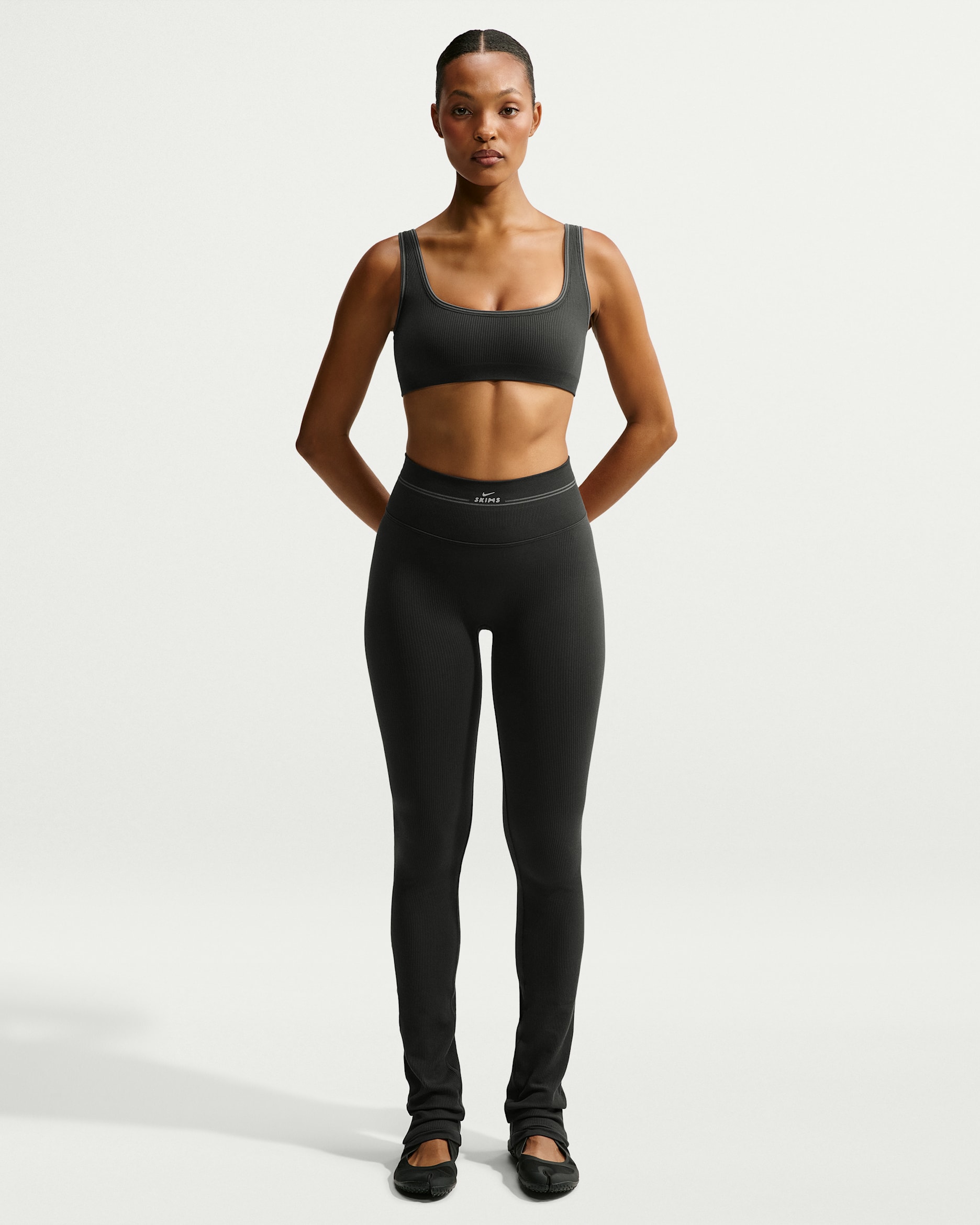 NikeSKIMS nahtloses Rippmaterial Leggings mit geradem Schnitt (Damen, ca. 86 cm) - NSKM Obsidian/NSKM Armor