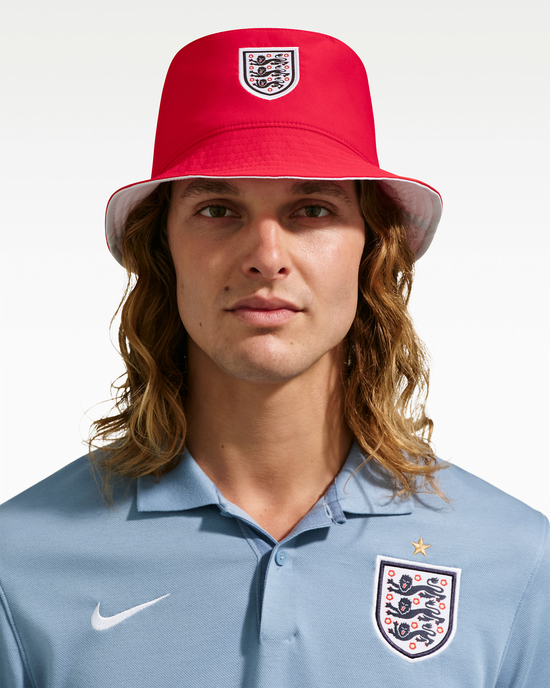 Gorro tipo pescador cuadrado de futbol Nike England Apex - Rojo universitario