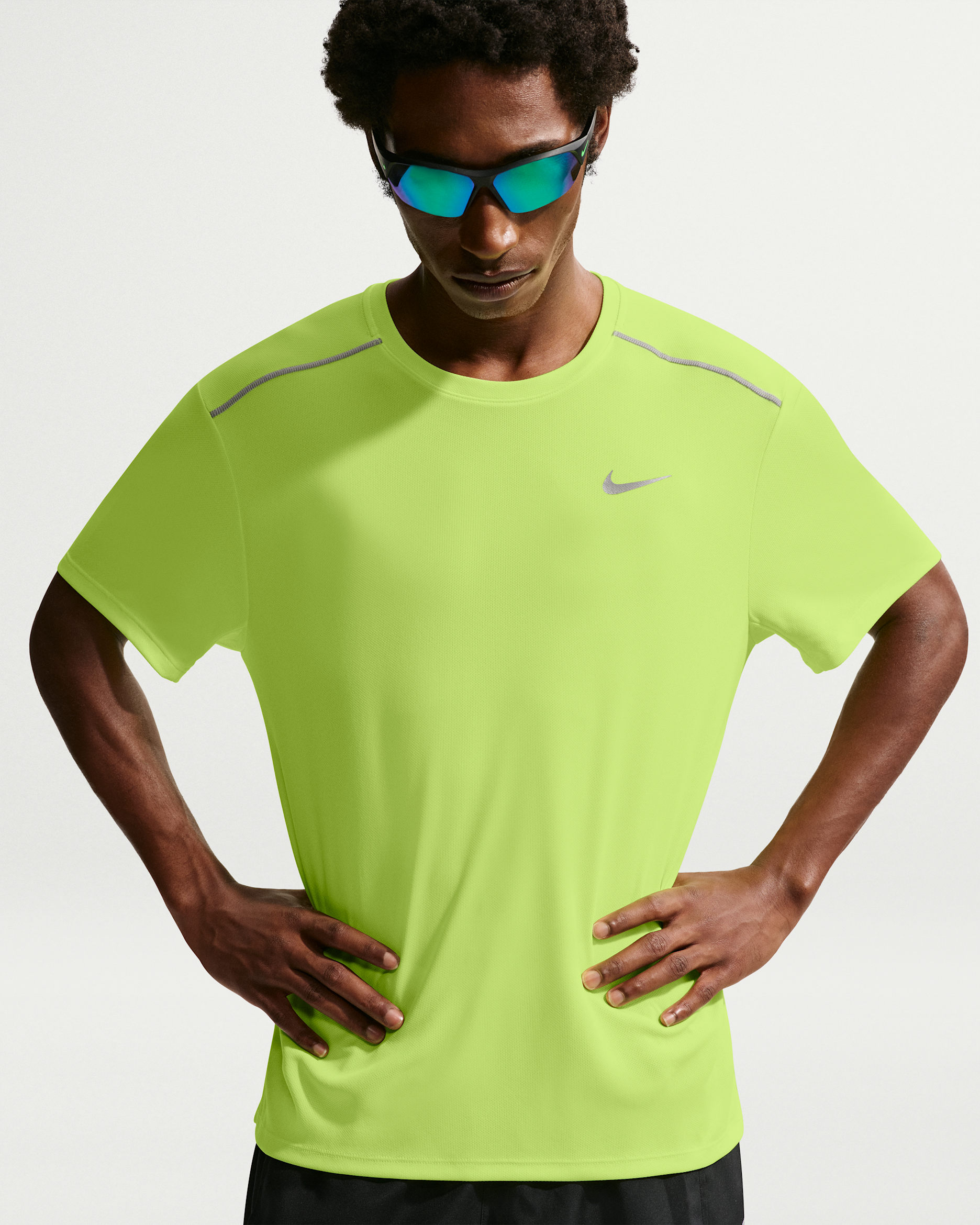 Haut de running à manches courtes et protection UV Dri-FIT Nike Miler pour homme - Volt Ice/Barely Volt