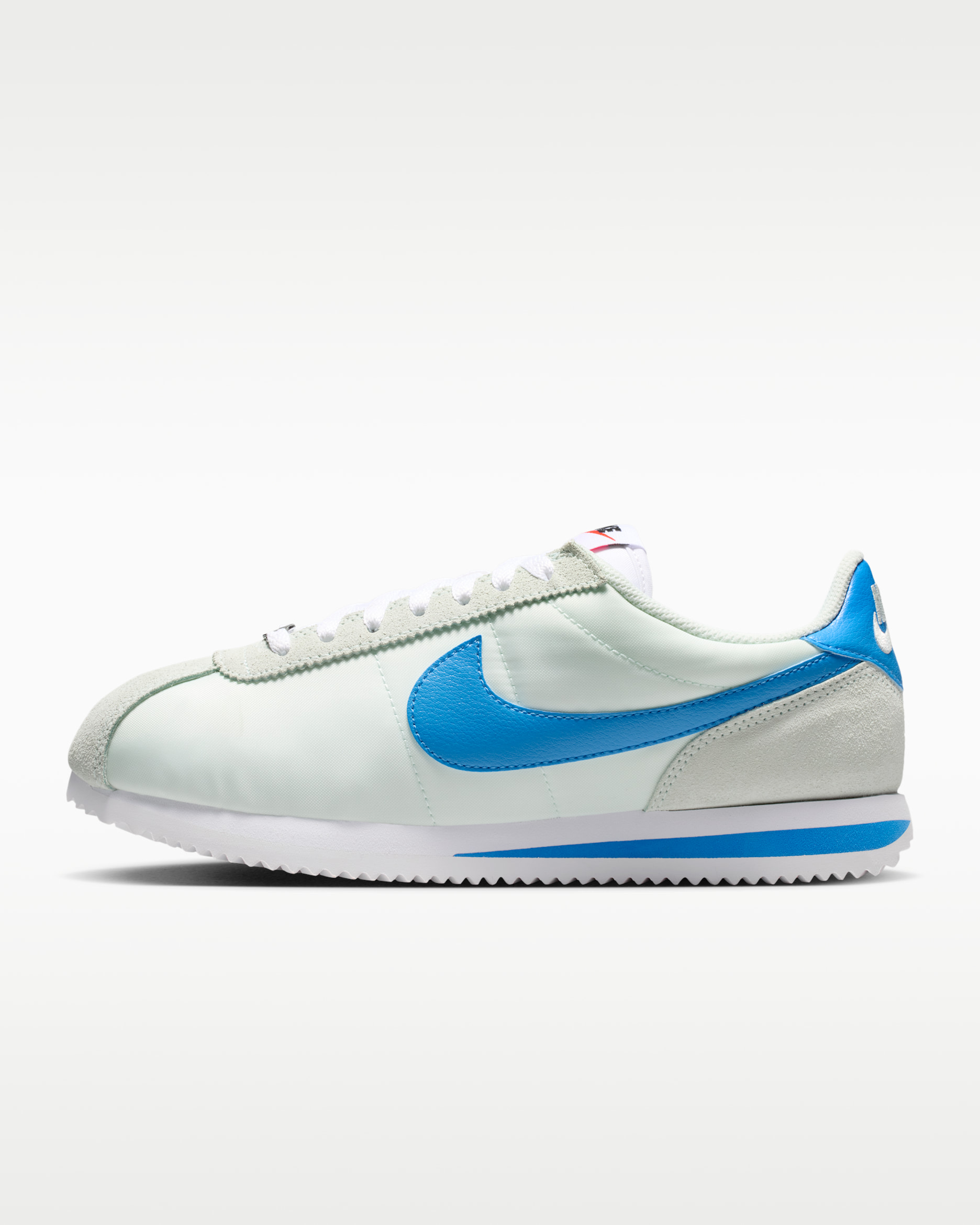 Tenis para mujer Nike Cortez Textile - Verde ligero/Blanco/Naranja seguridad/Azul foto claro