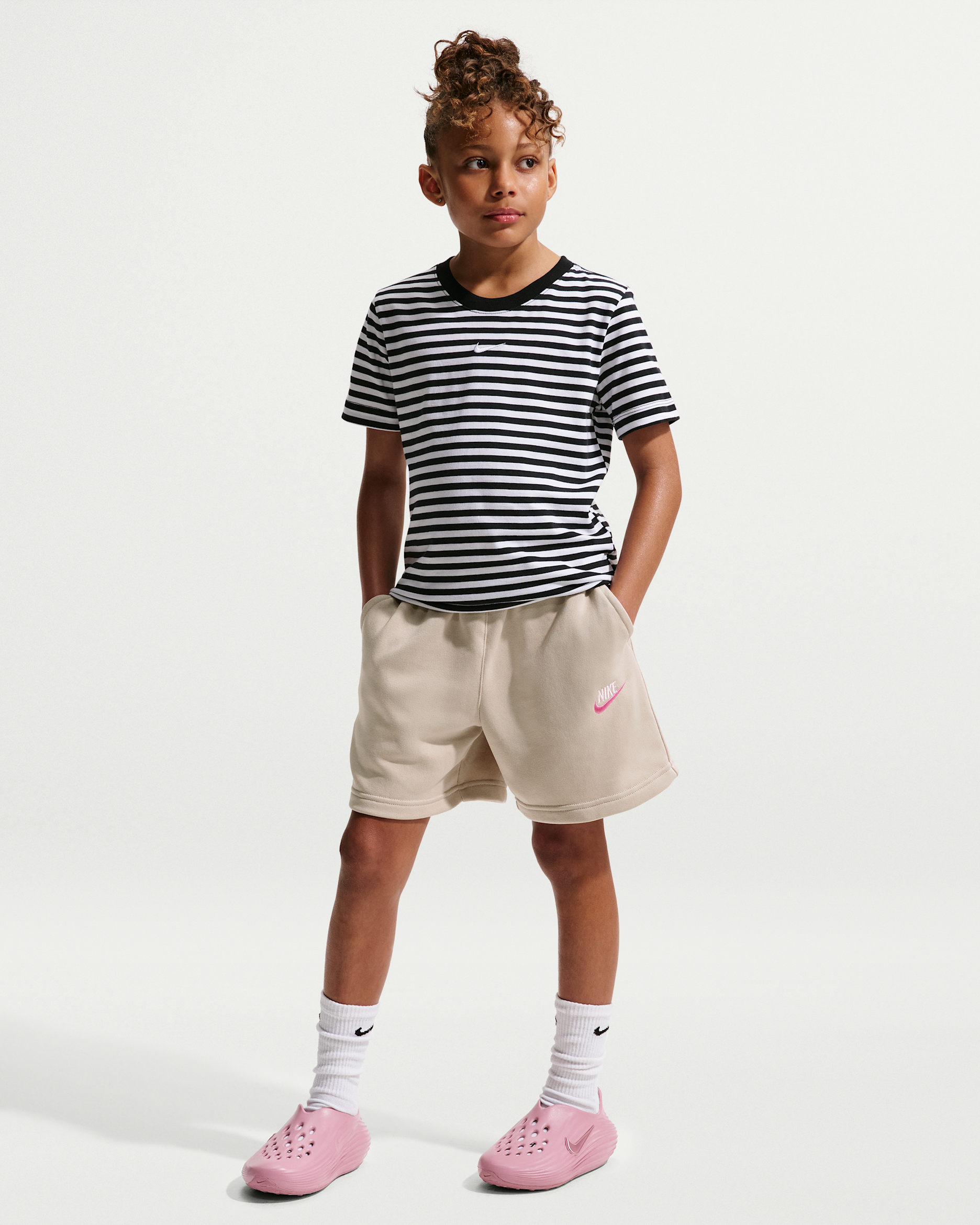 Nike Sportswear Club Fleece-shorts (13 cm) i french terry til større børn (piger) - Cream II/Cream II/Pinksicle