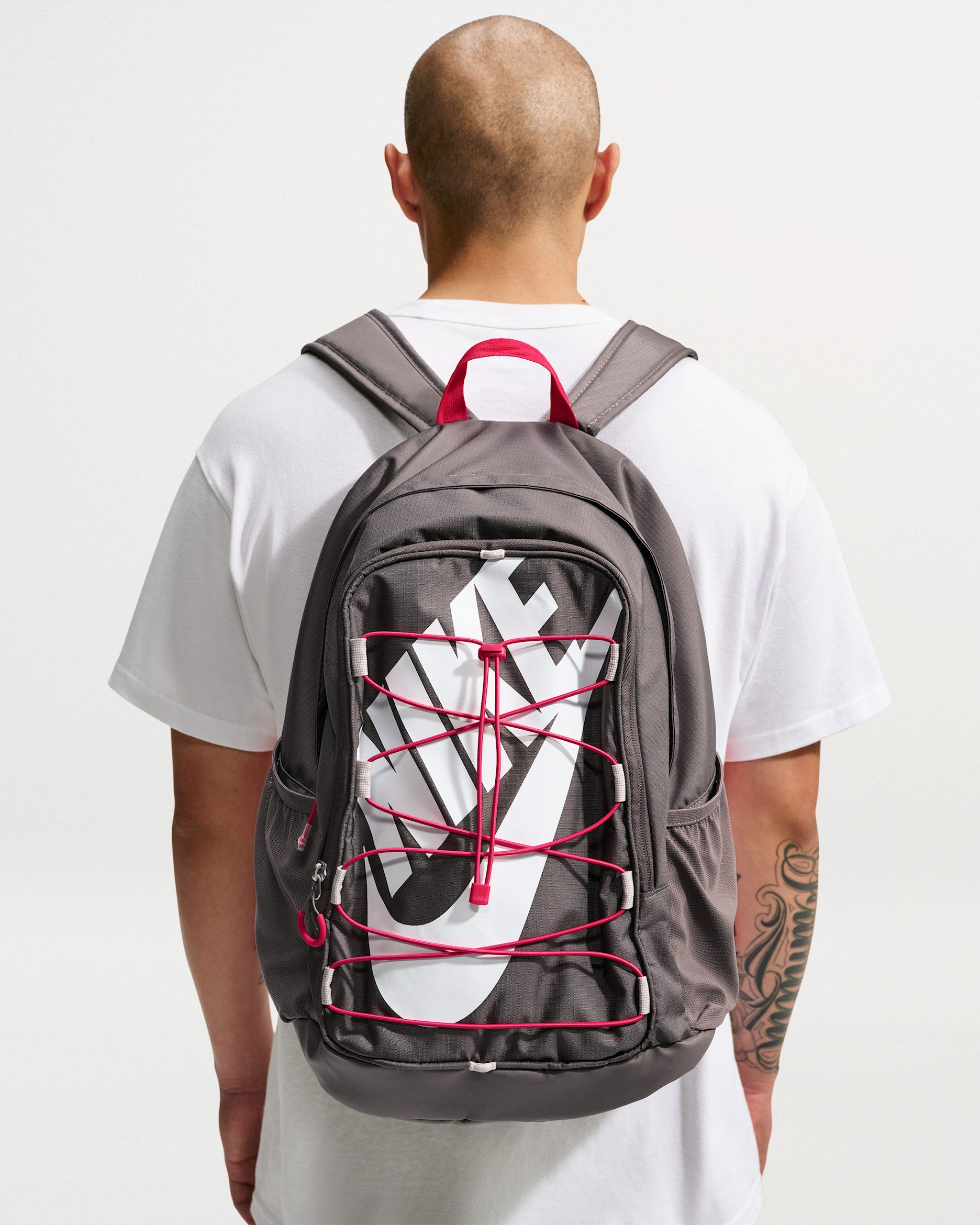 Mochila (26 L) Nike Hayward - Cueva/Rosa tropical/Blanco