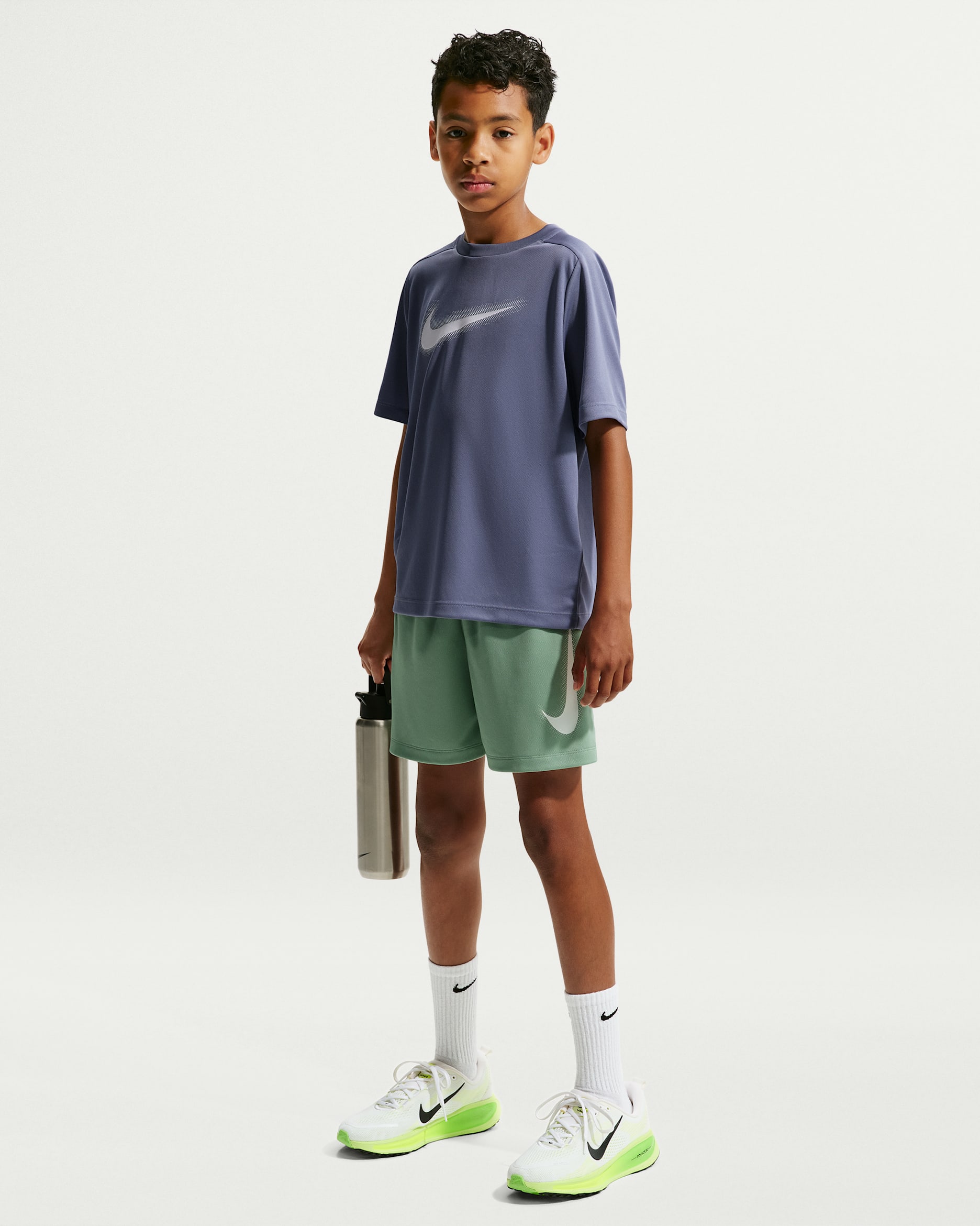 Shorts de entrenamiento con gráfico Dri-FIT para niño talla grande Nike Multi - Vapor/Blanco/Blanco
