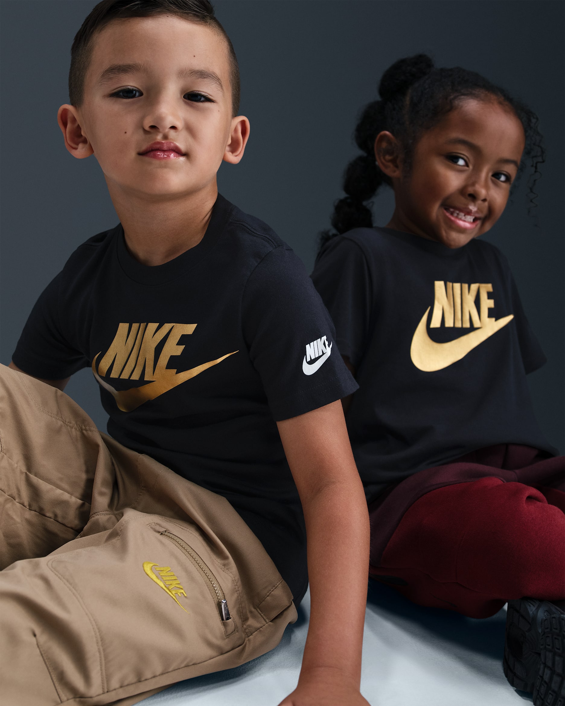 Playera para niños talla pequeña Nike - Negro/Oro metalizado