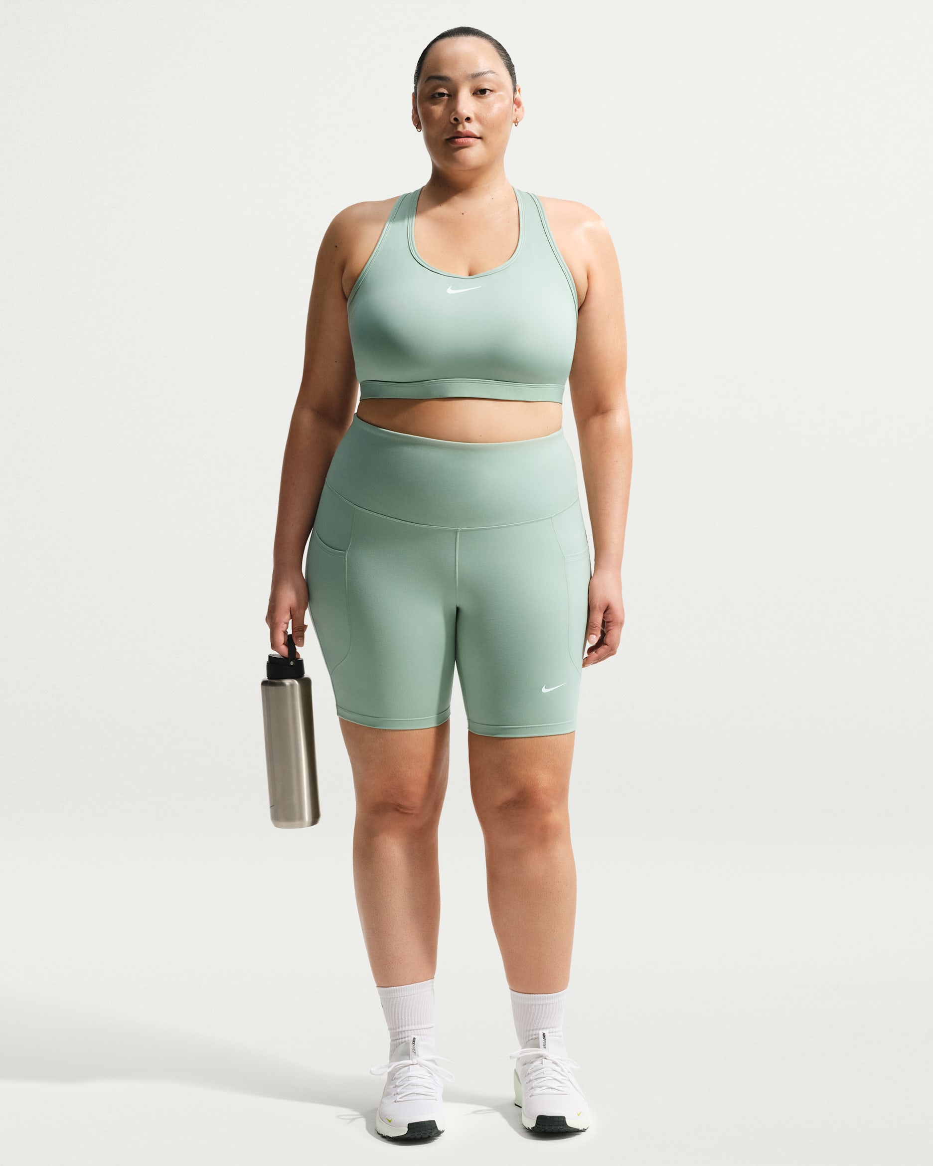 Nike One sykkelshorts med høyt liv og lommer til dame (20 cm) (Plus Size) - Steam/Hvit