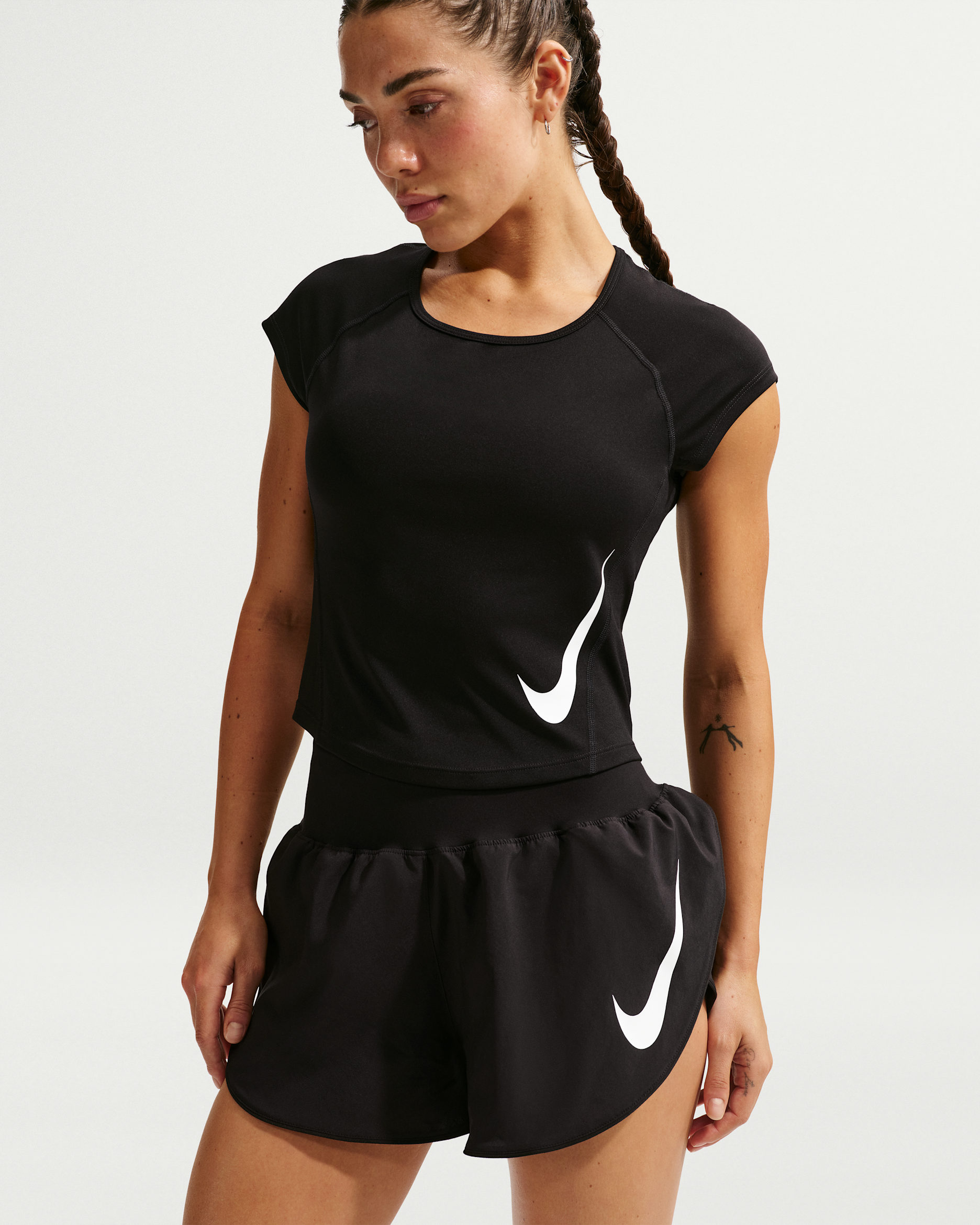 Playera de correr de manga tipo casquillo Dri-FIT para mujer Nike Tempo Swoosh - Negro/Blanco/Blanco