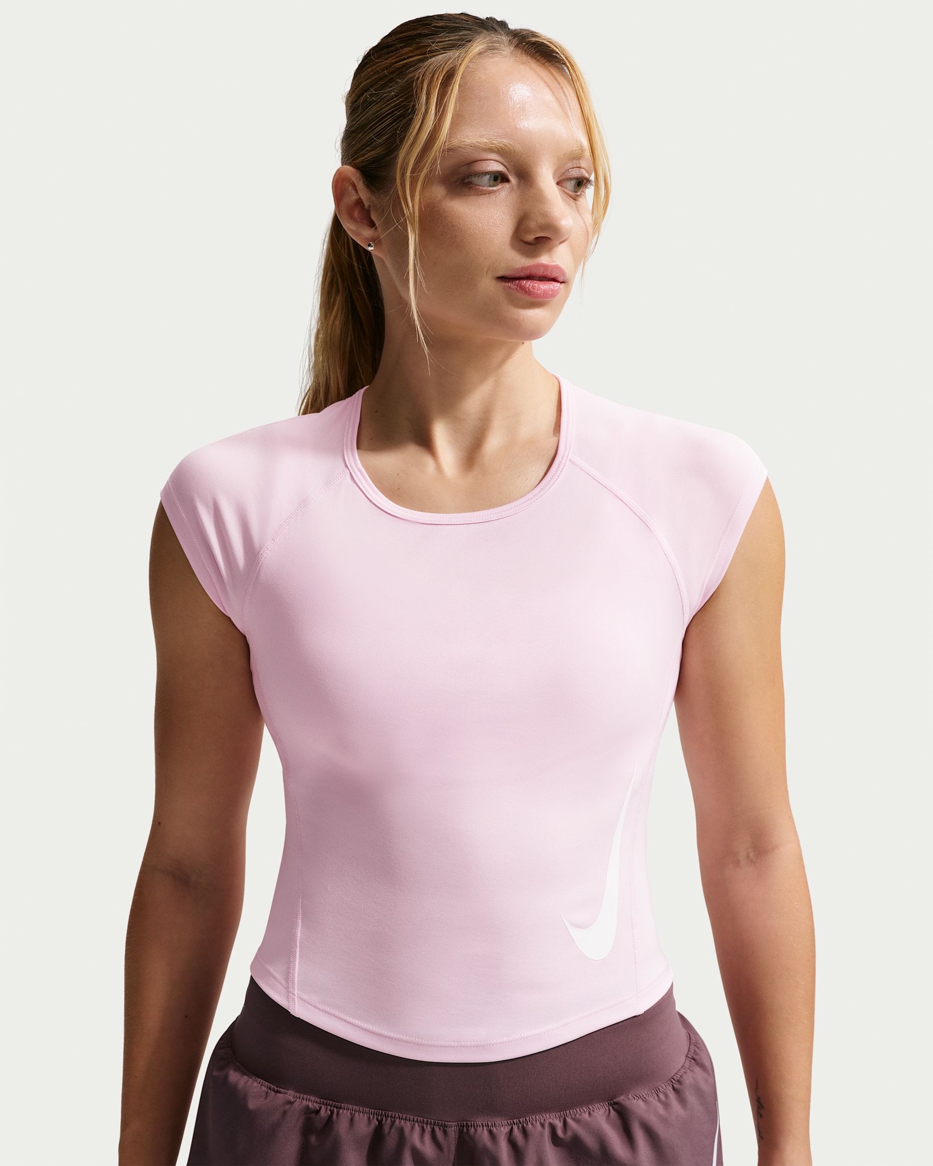 Playera de correr de manga tipo casquillo Dri-FIT para mujer Nike Tempo Swoosh - Espuma rosa/Polvo fotón/Blanco