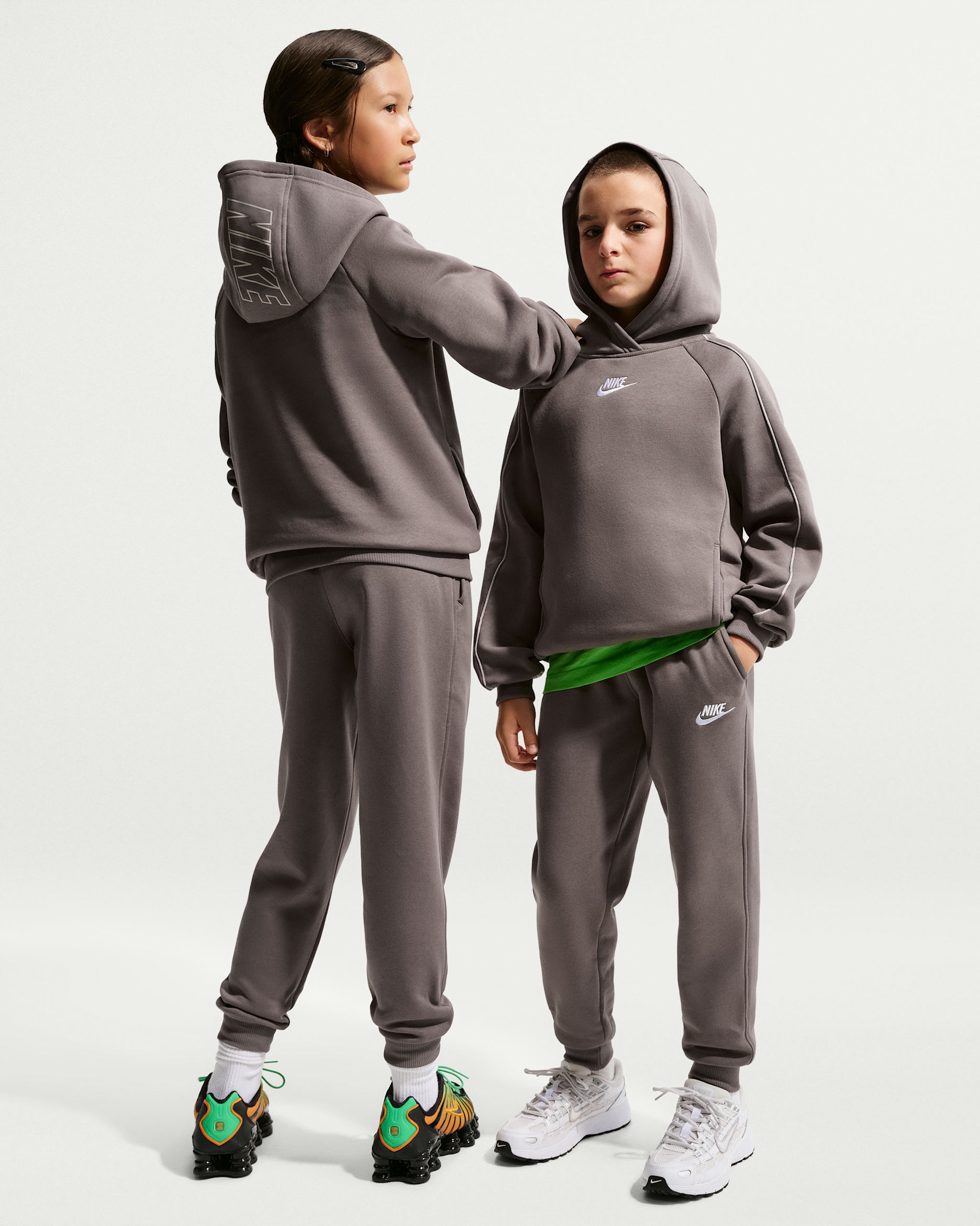 Tracksuit Nike Sportswear Club Fleece med huva för ungdom - Cave Stone/Cave Stone/Moon Particle/Vit