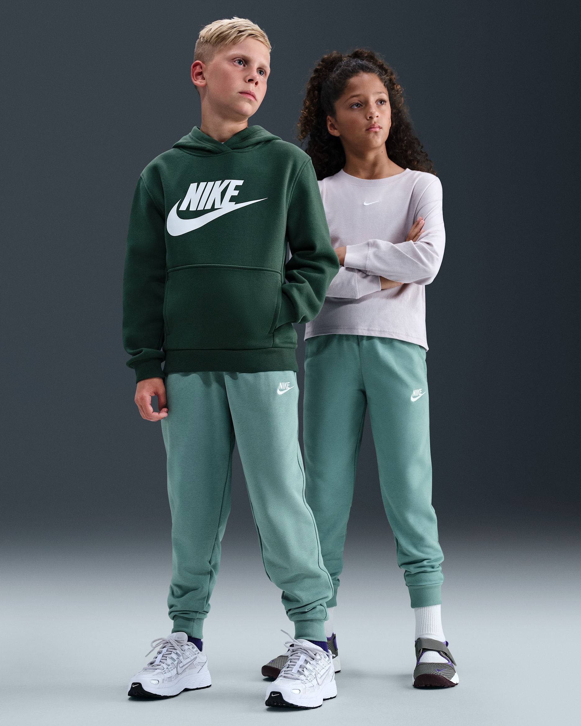 Joggers de French Terry para niños talla grande Nike Club Fleece - Cañón/Blanco