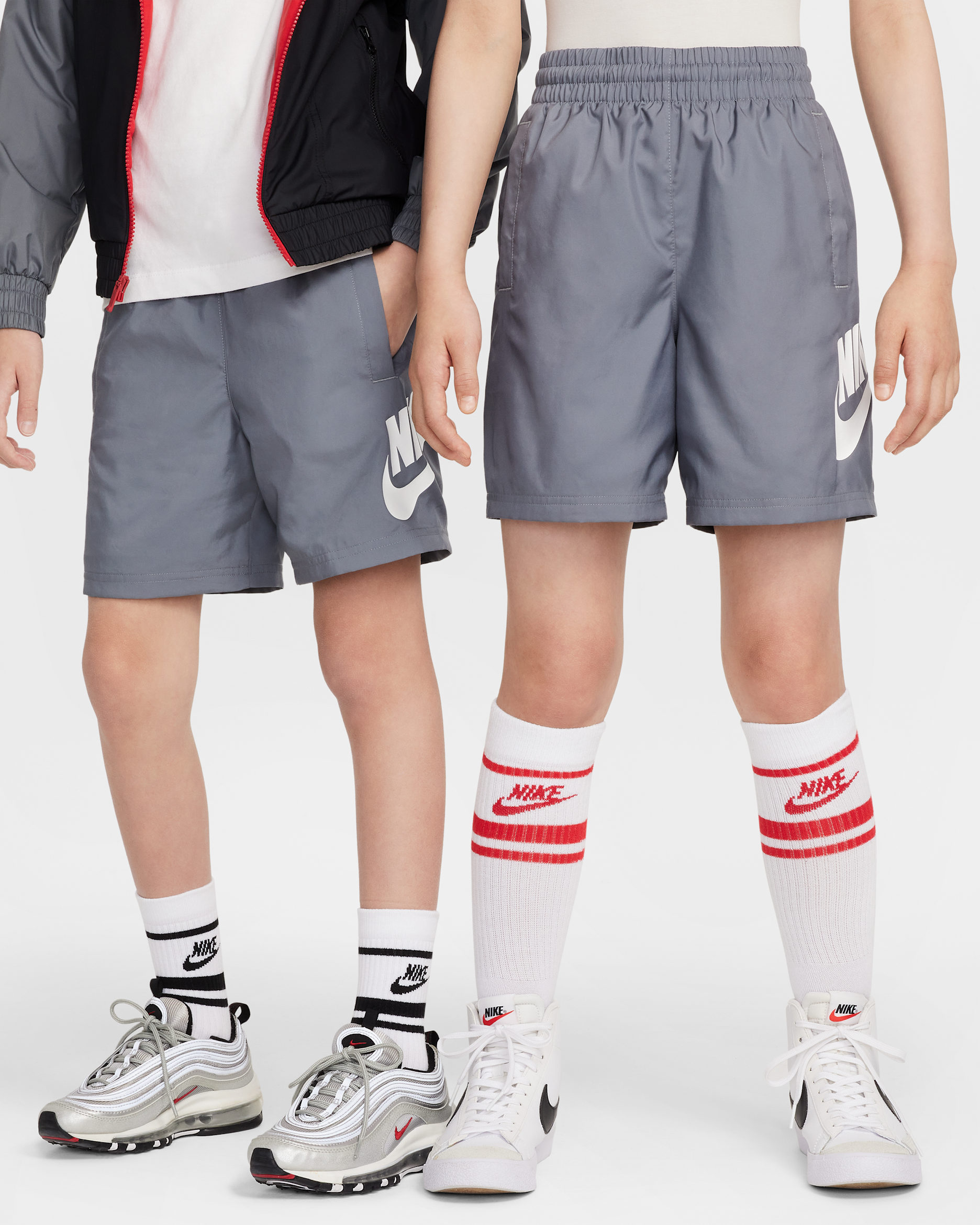 Shorts de tejido Woven de 15 cm para niños talla grande Nike Sportswear Club - Gris humo/Blanco