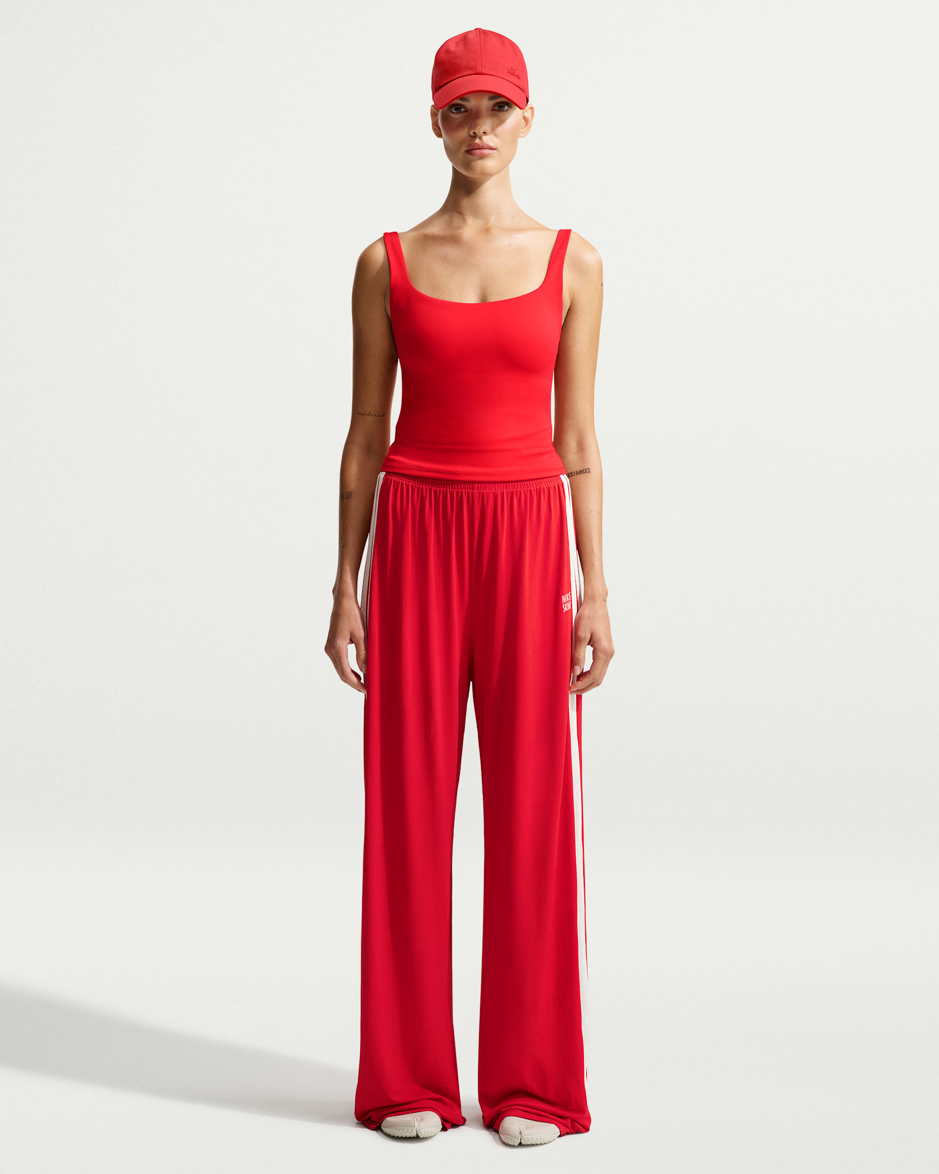 Pants de pierna ancha oversized para mujer NikeSKIMS Stretch Knit - Rojo deportivo/NSKM Ecru