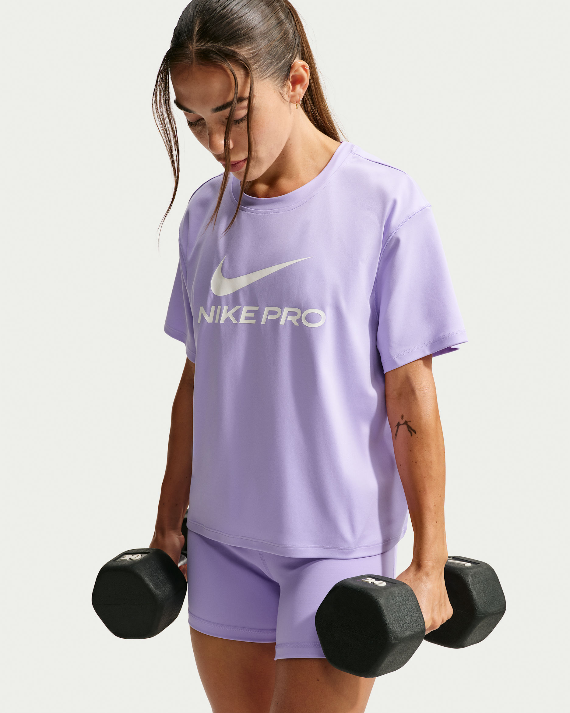 Nike Pro T-skjorte med ledig passform til dame - Purple Pulse/Hvit