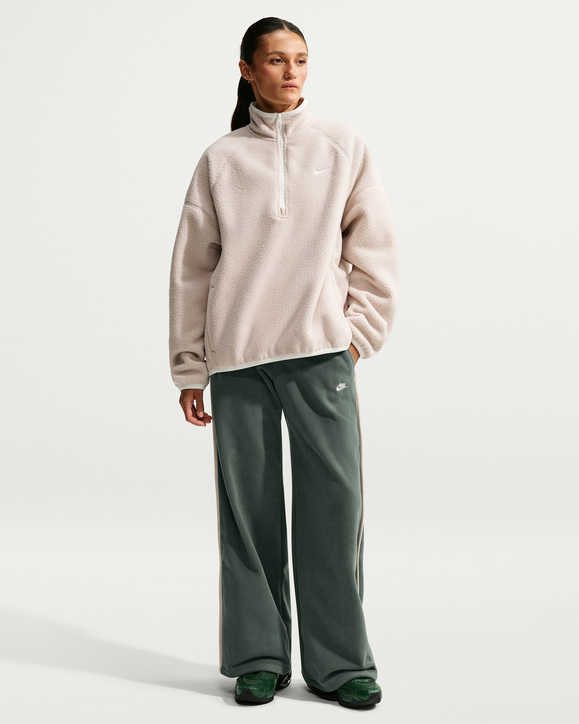 Pants de tiro medio Therma-FIT con dobladillo abierto para mujer Nike Sportswear - Verde camuflaje/Crema II/Crema II/Vela