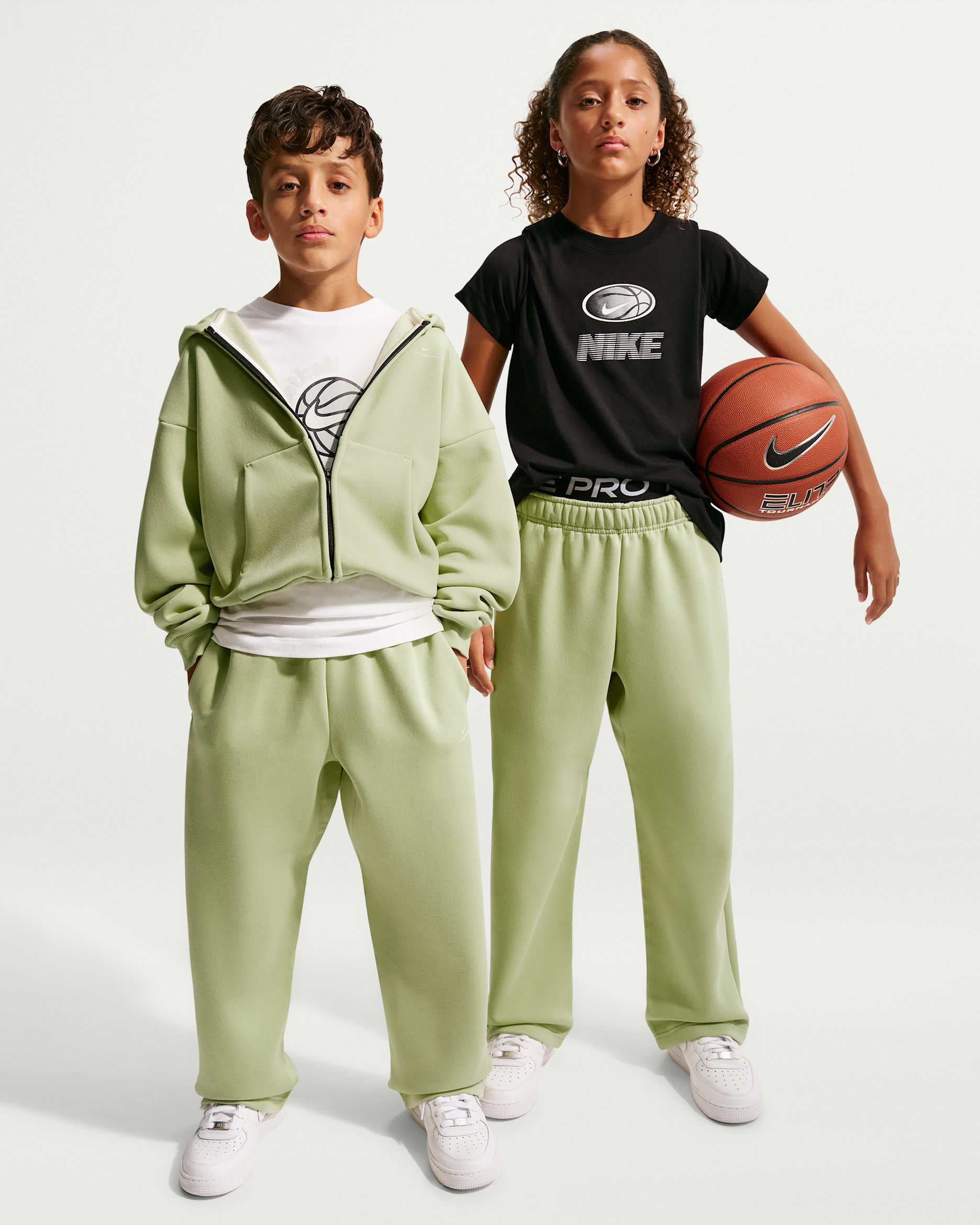Pants de básquetbol de tejido Fleece cepillado para niños talla grande Nike Standard Issue - Aura oliva/Marfil pálido