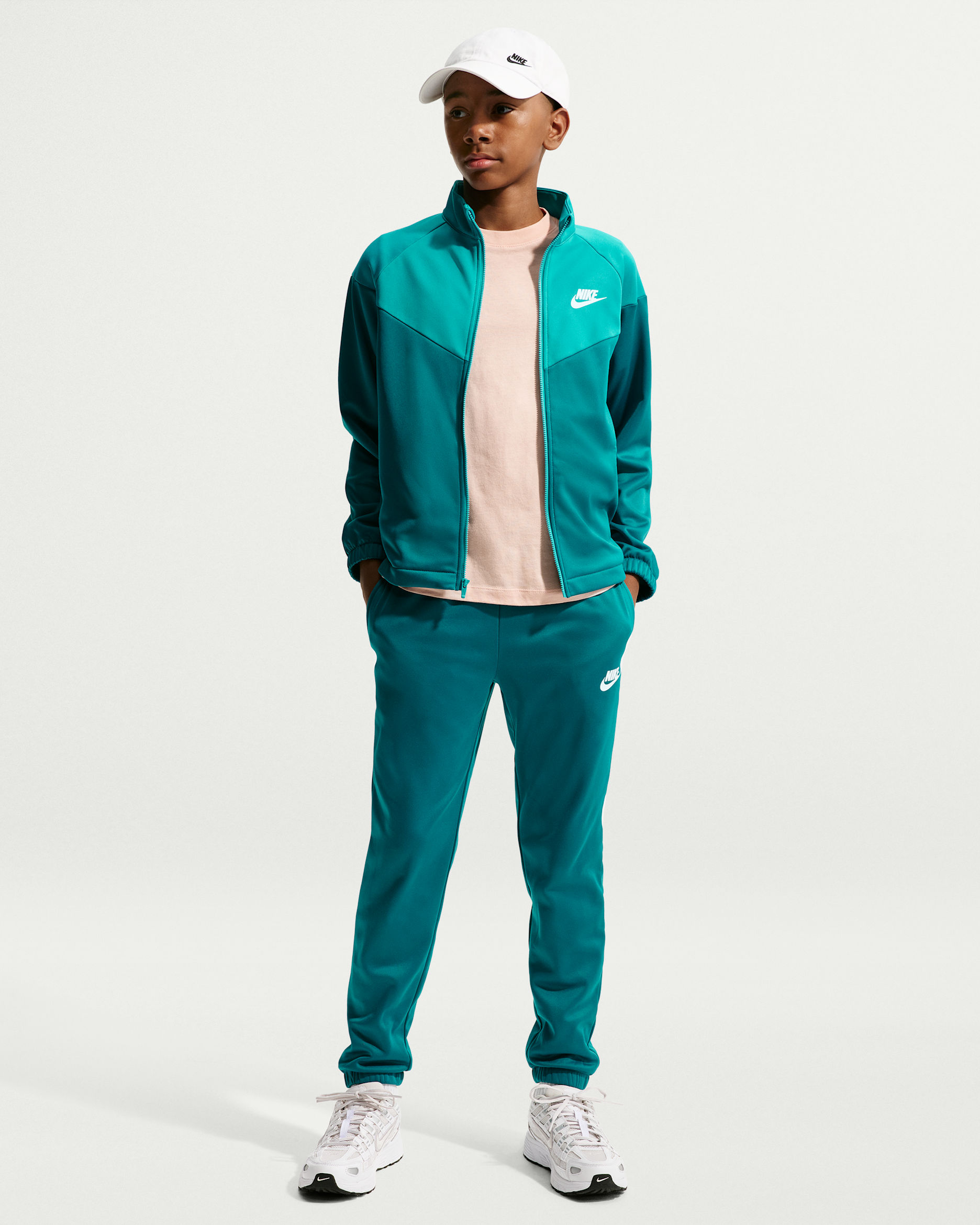 Nike Sportswear Dri-FIT Trainingsanzug (ältere Kinder) - Bright Spruce/Energy/Weiß