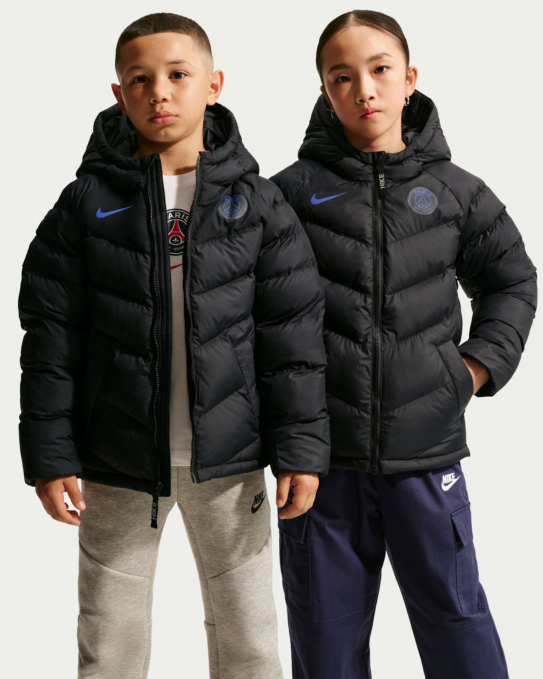 Paris Saint-Germain Nike Fußballjacke mit Synthetikfüllung und Kapuze für ältere Kinder - Schwarz/Schwarz/University Red/Old Royal