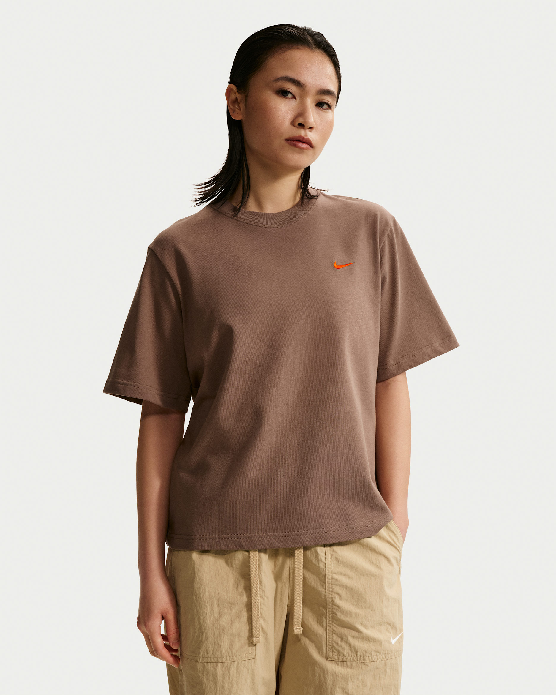 나이키 스포츠웨어 여성 그래픽 티셔츠 - 밍크 브라운