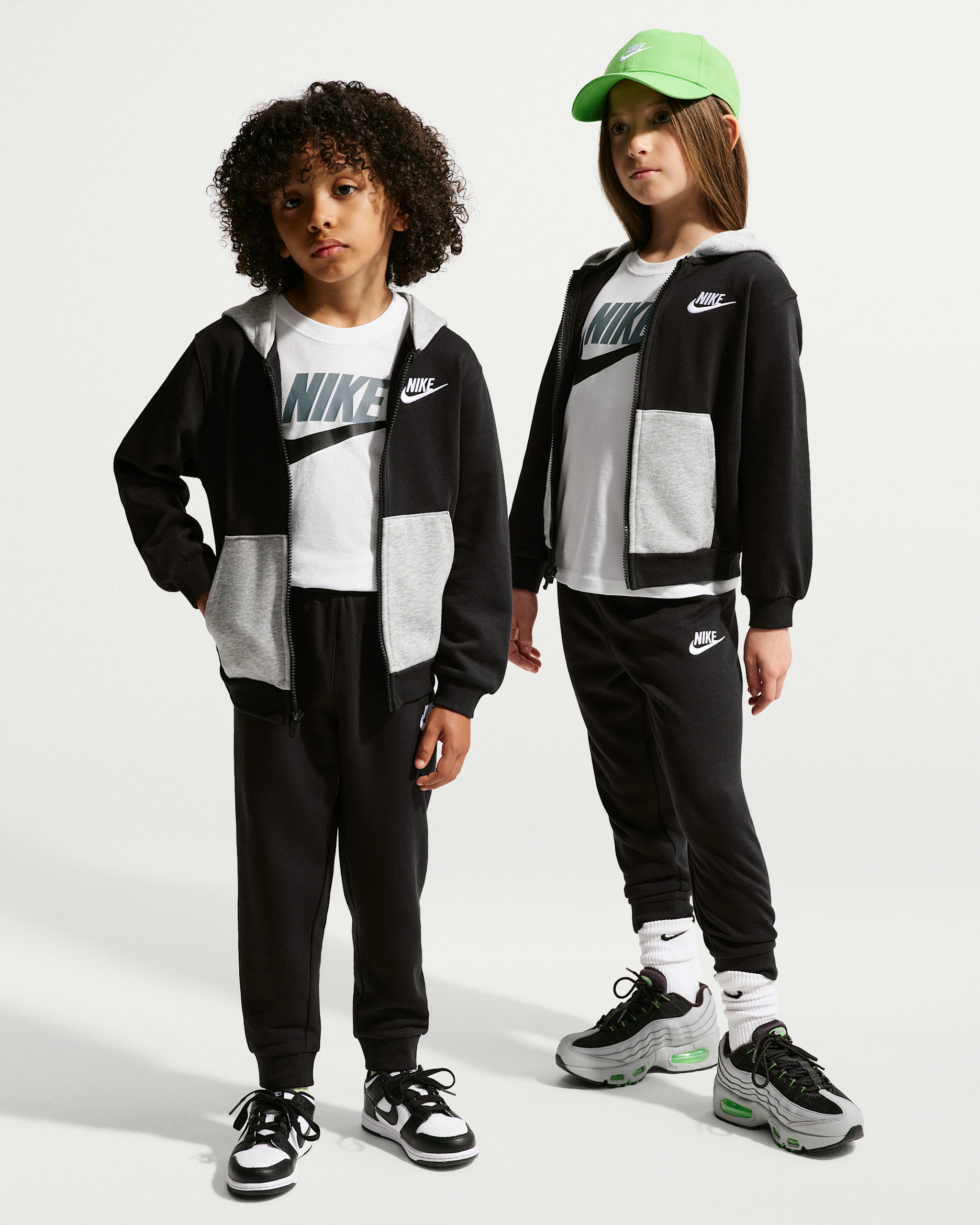 Nike Lifestyle 3-teiliges Set aus Hoodie und T-Shirt für jüngere Kinder - Schwarz