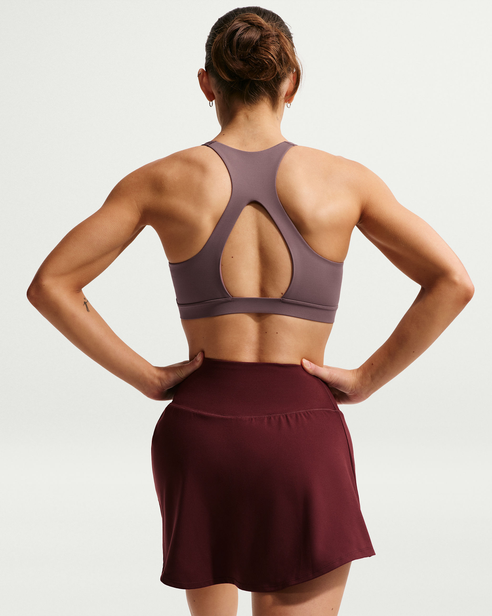 Bra deportivo Nike Universa con almohadilla de media sujeción para mujer - Tatuaje/Tatuaje/Burdeos enérgico