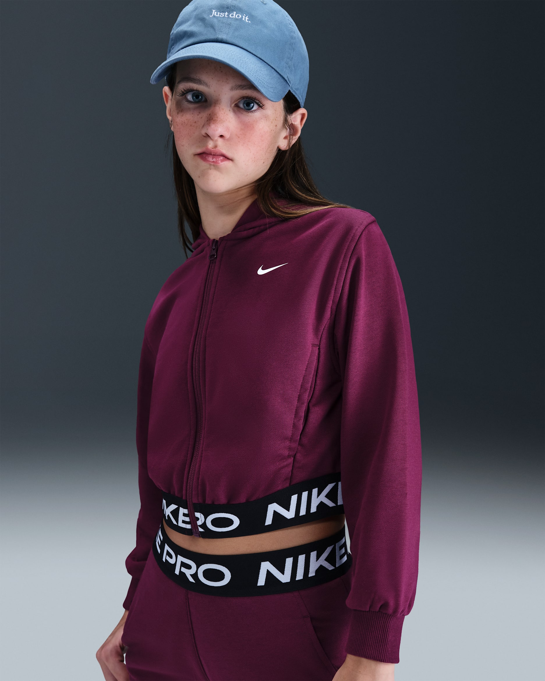 Sudadera con gorro Dri-FIT de cierre completo para niña talla grande Nike Pro Fleece - Burdeos/Burdeos/Negro/Blanco