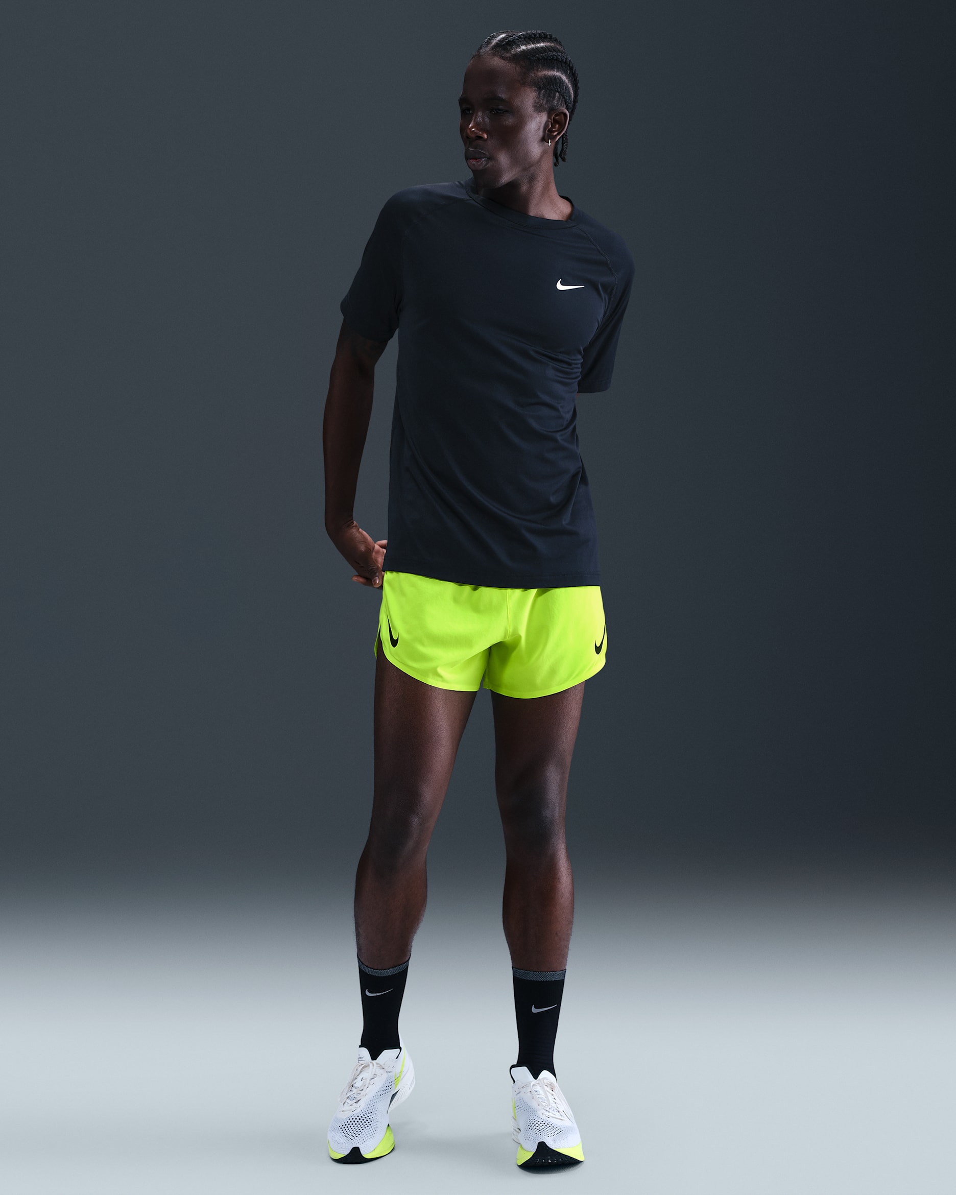 Shorts de correr Dri-FIT ADV de 10 cm con forro de ropa interior para hombre Nike AeroSwift - Volt/Negro