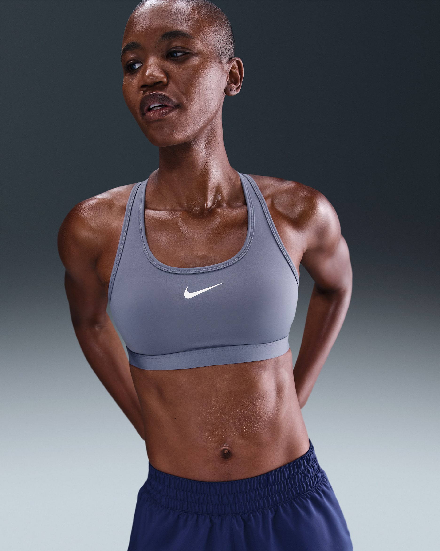 Bra deportivo con almohadilla de media sujeción para mujer Nike Swoosh - Índigo mundial/Blanco