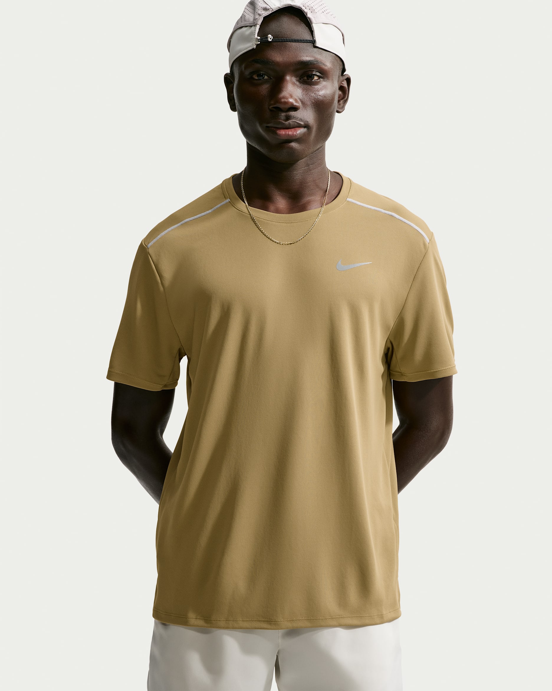 Playera de correr de manga corta Dri-FIT para hombre Nike Miler - Avellana/Camuflaje del desierto